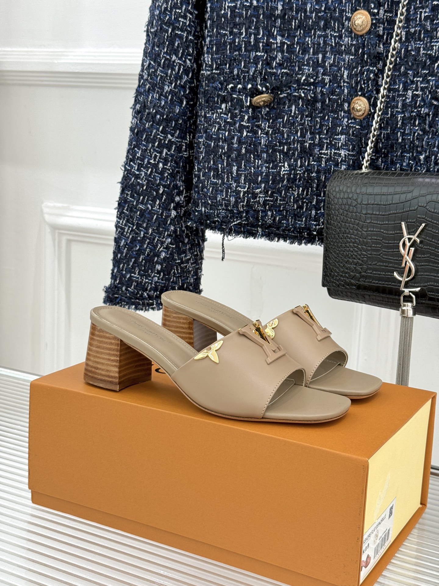 L*V驴牌经典爆款粗跟拖鞋它的设计简约而不失格调LV标识以金属质感的扣饰形式点缀仿佛将整个品牌的格调与品