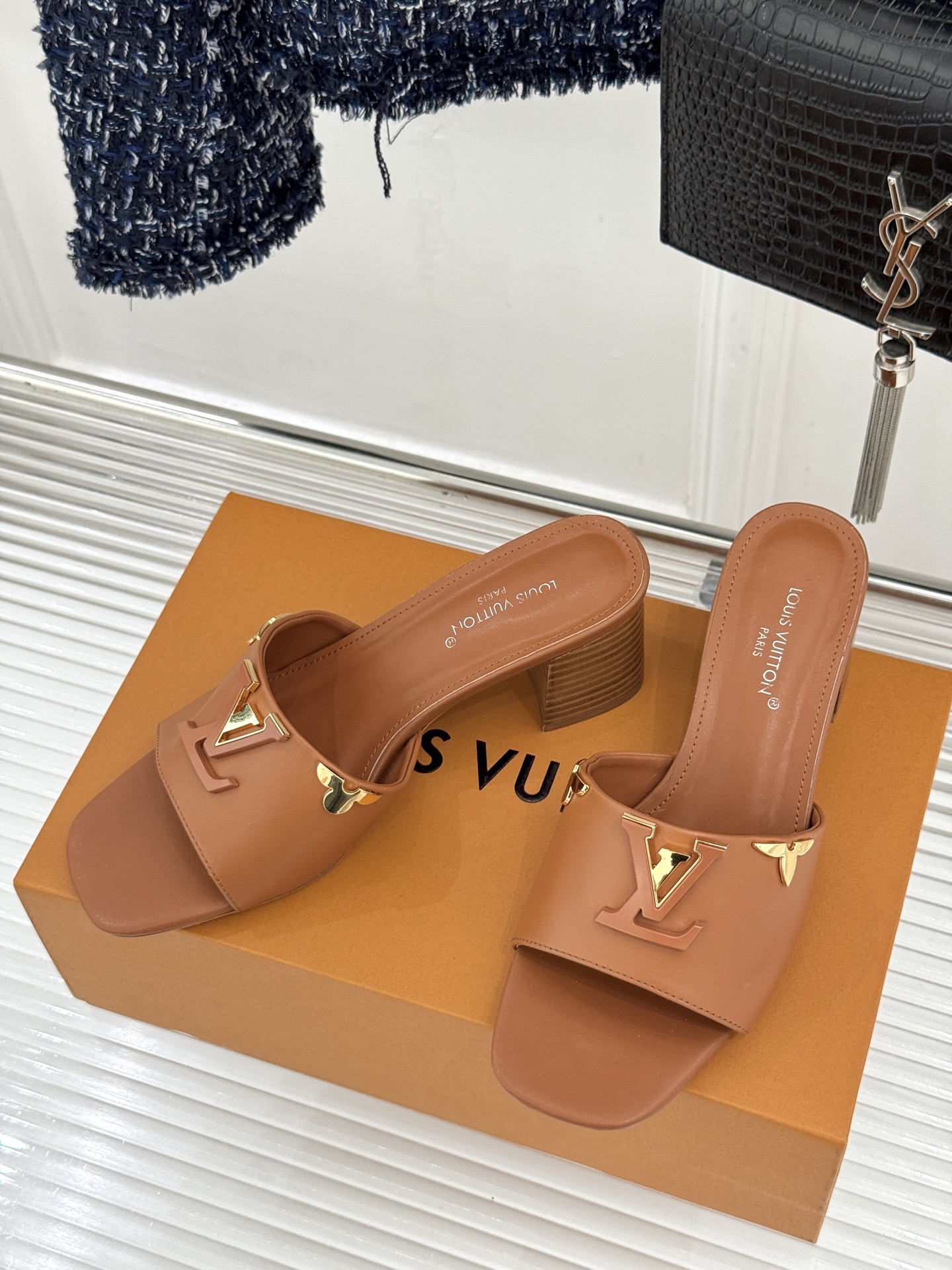 L*V驴牌经典爆款粗跟拖鞋它的设计简约而不失格调LV标识以金属质感的扣饰形式点缀仿佛将整个品牌的格调与品