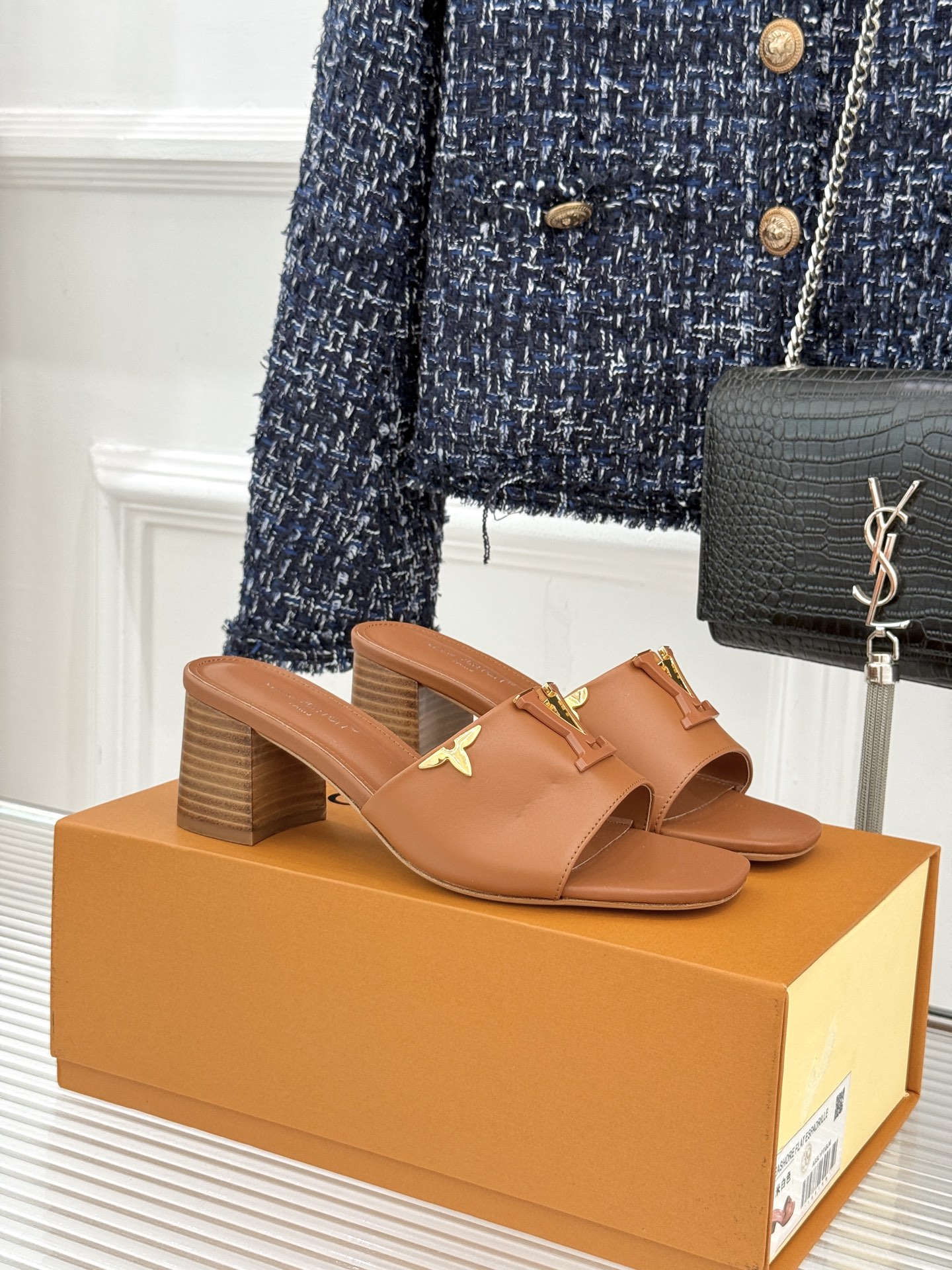 L*V驴牌经典爆款粗跟拖鞋它的设计简约而不失格调LV标识以金属质感的扣饰形式点缀仿佛将整个品牌的格调与品