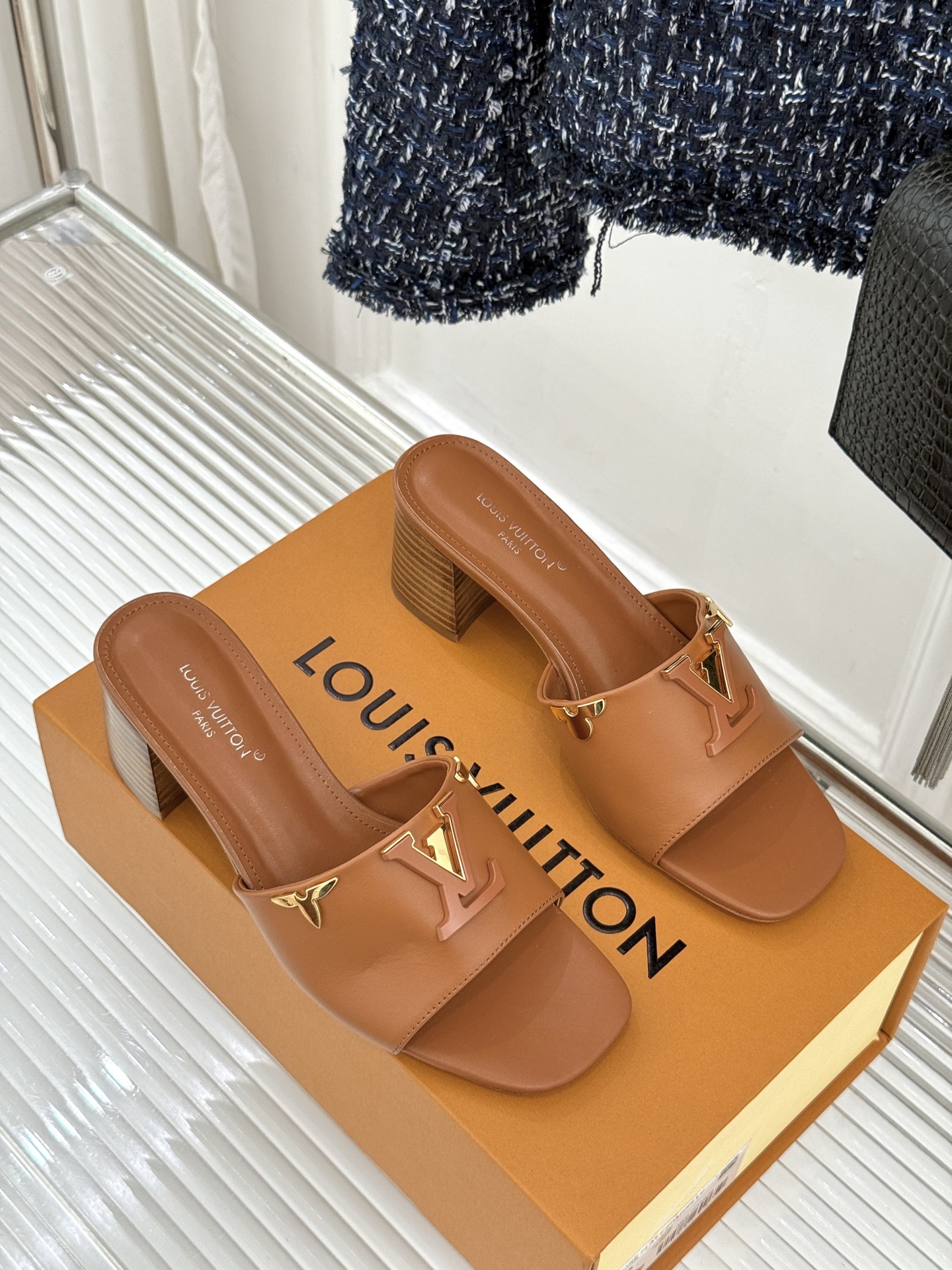 L*V驴牌经典爆款粗跟拖鞋它的设计简约而不失格调LV标识以金属质感的扣饰形式点缀仿佛将整个品牌的格调与品