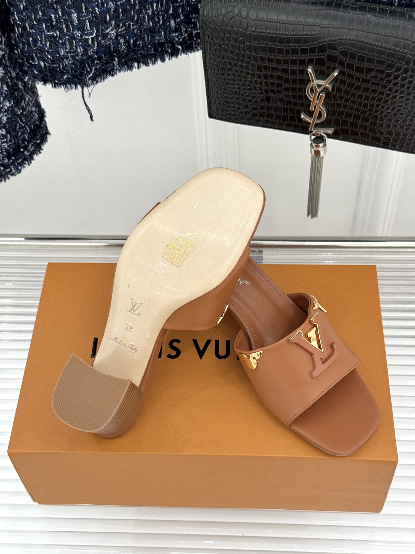 L*V驴牌经典爆款粗跟拖鞋它的设计简约而不失格调LV标识以金属质感的扣饰形式点缀仿佛将整个品牌的格调与品