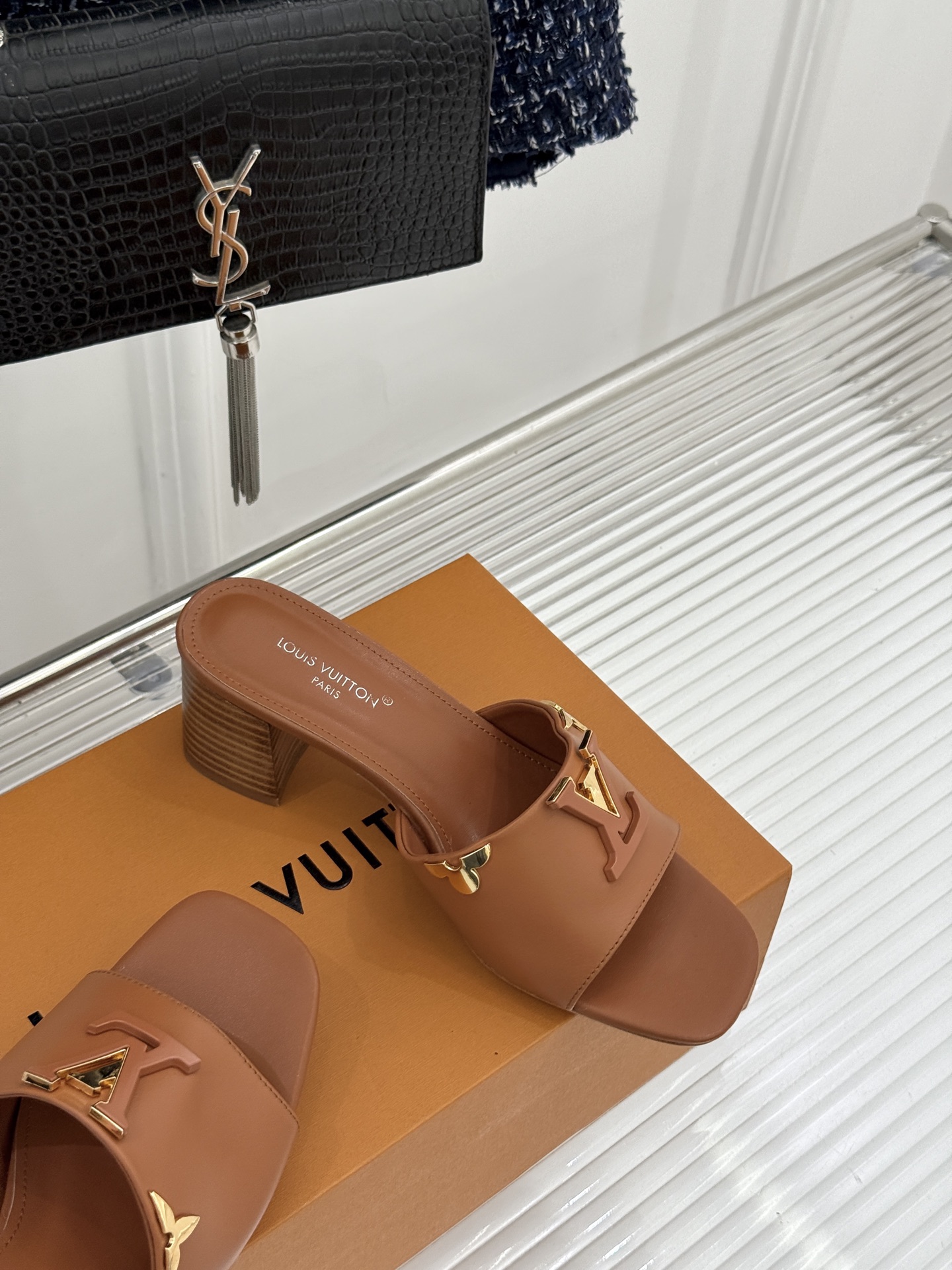 L*V驴牌经典爆款粗跟拖鞋它的设计简约而不失格调LV标识以金属质感的扣饰形式点缀仿佛将整个品牌的格调与品