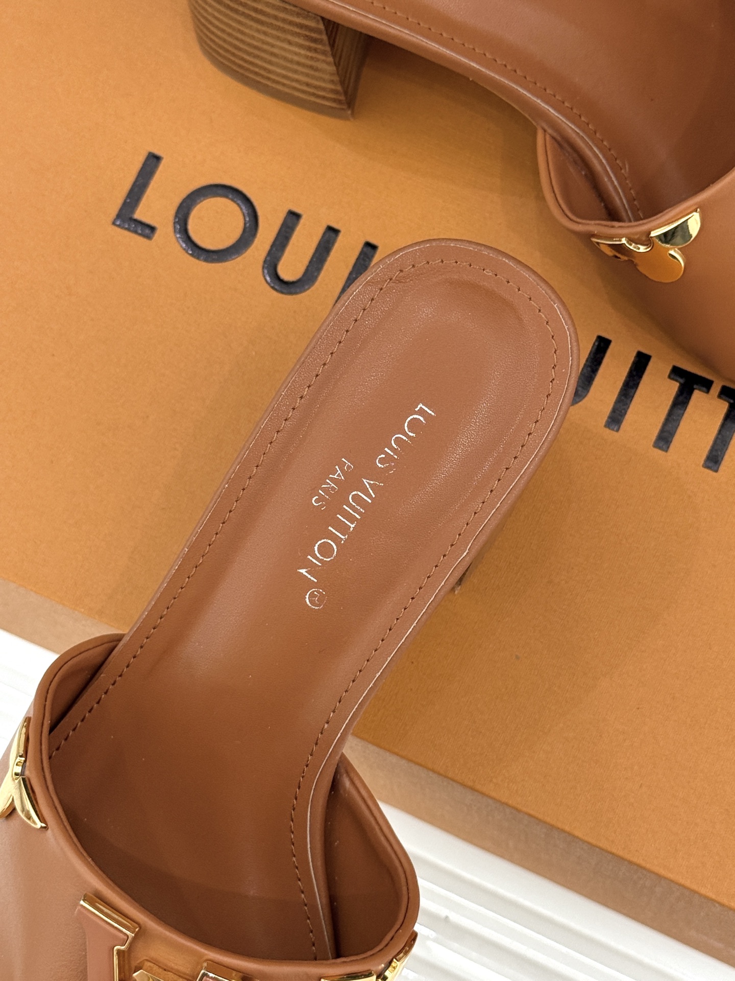 L*V驴牌经典爆款粗跟拖鞋它的设计简约而不失格调LV标识以金属质感的扣饰形式点缀仿佛将整个品牌的格调与品