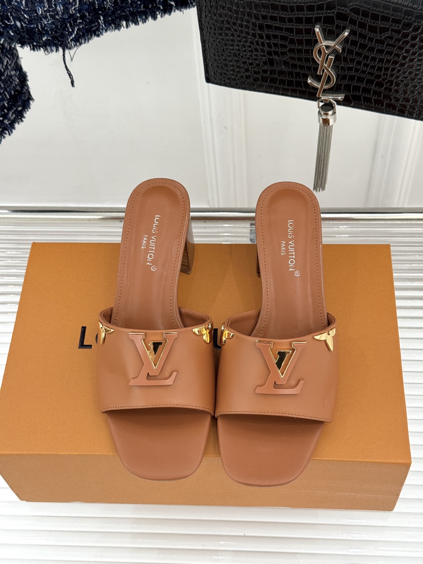 L*V驴牌经典爆款粗跟拖鞋它的设计简约而不失格调LV标识以金属质感的扣饰形式点缀仿佛将整个品牌的格调与品
