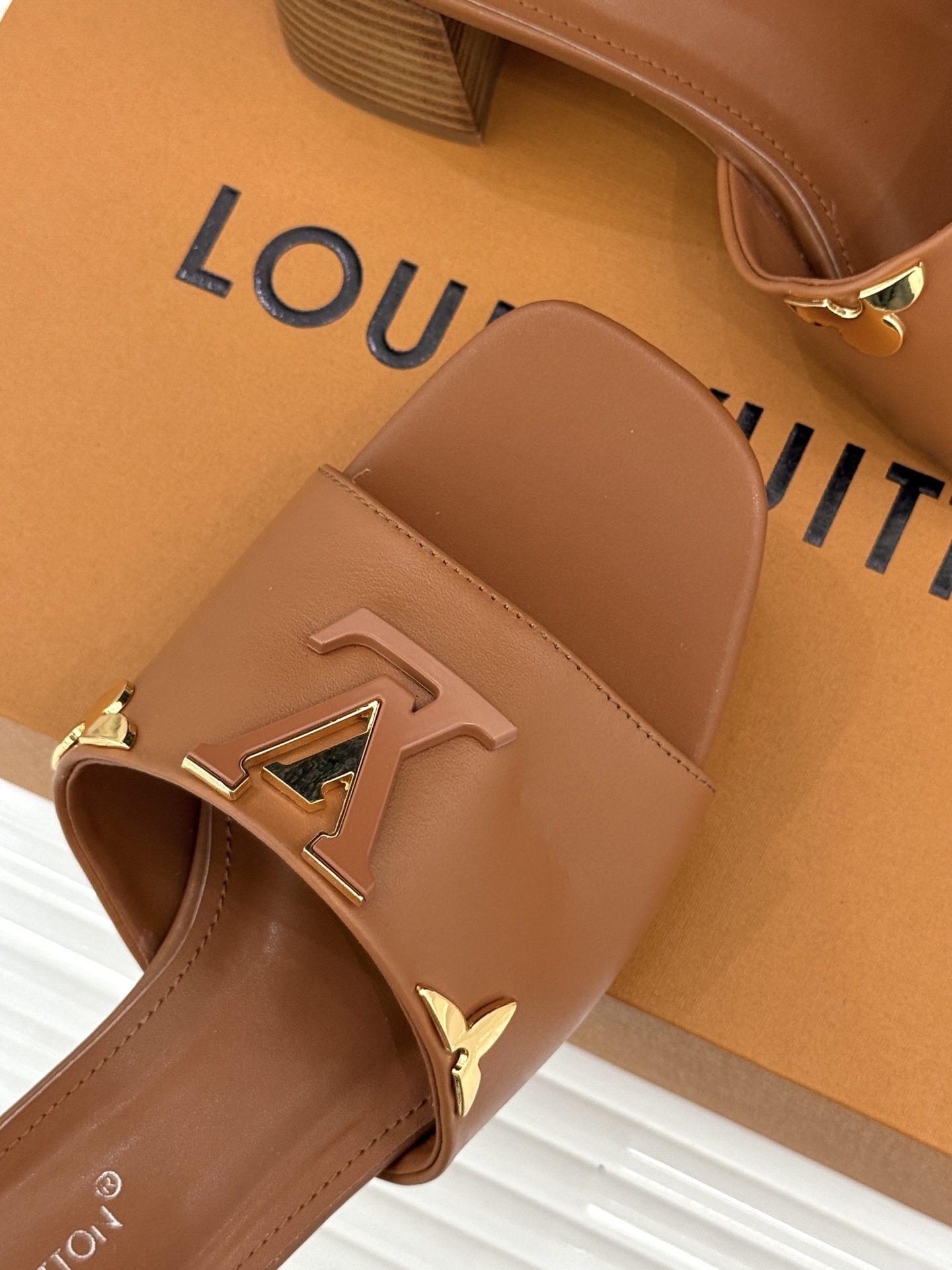 L*V驴牌经典爆款粗跟拖鞋它的设计简约而不失格调LV标识以金属质感的扣饰形式点缀仿佛将整个品牌的格调与品