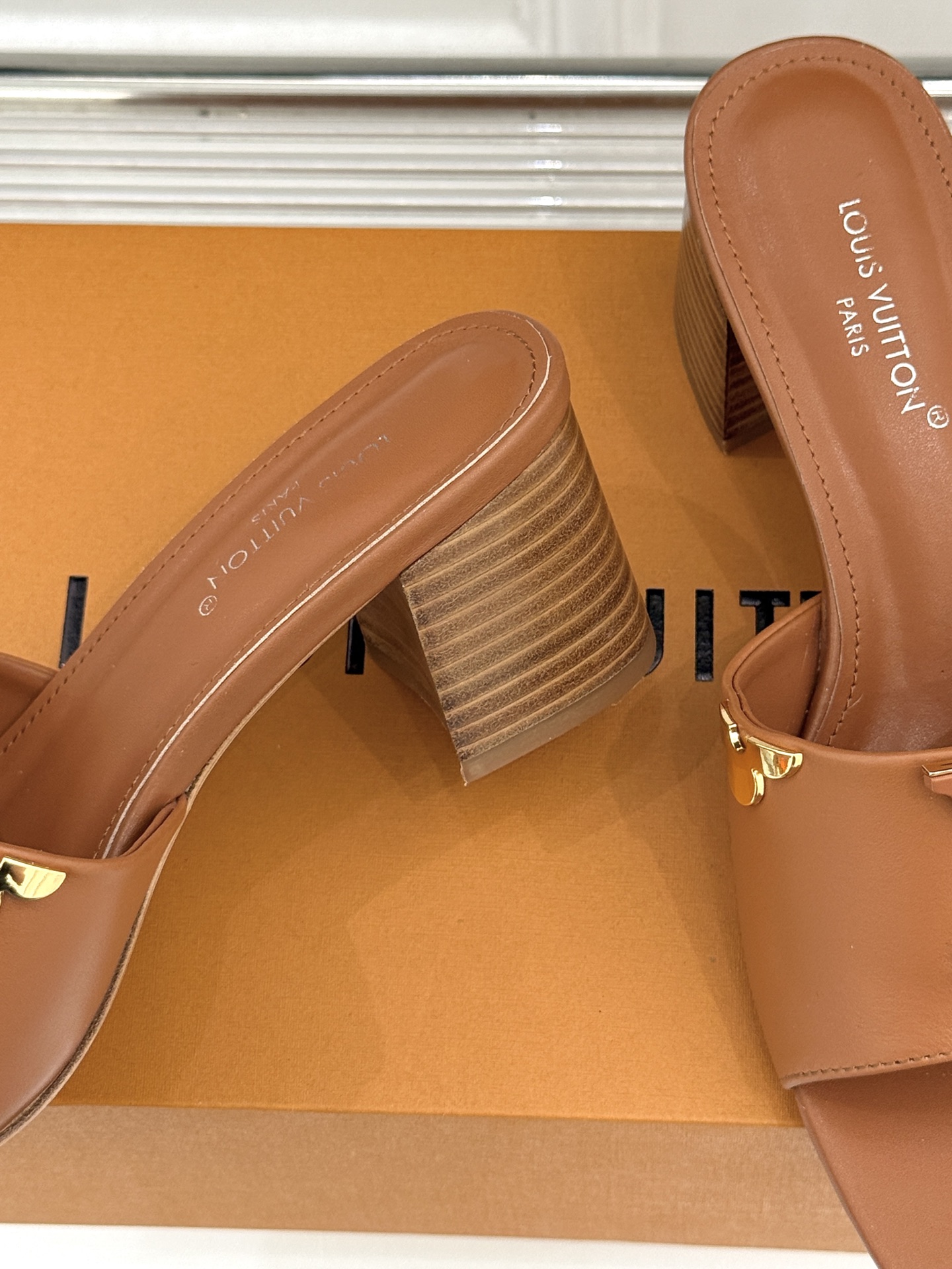 L*V驴牌经典爆款粗跟拖鞋它的设计简约而不失格调LV标识以金属质感的扣饰形式点缀仿佛将整个品牌的格调与品