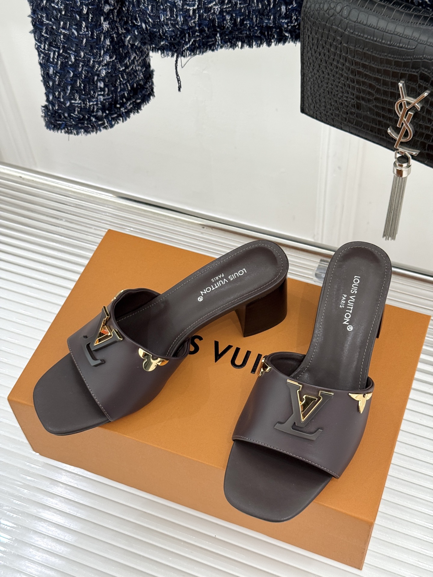 L*V驴牌经典爆款粗跟拖鞋它的设计简约而不失格调LV标识以金属质感的扣饰形式点缀仿佛将整个品牌的格调与品