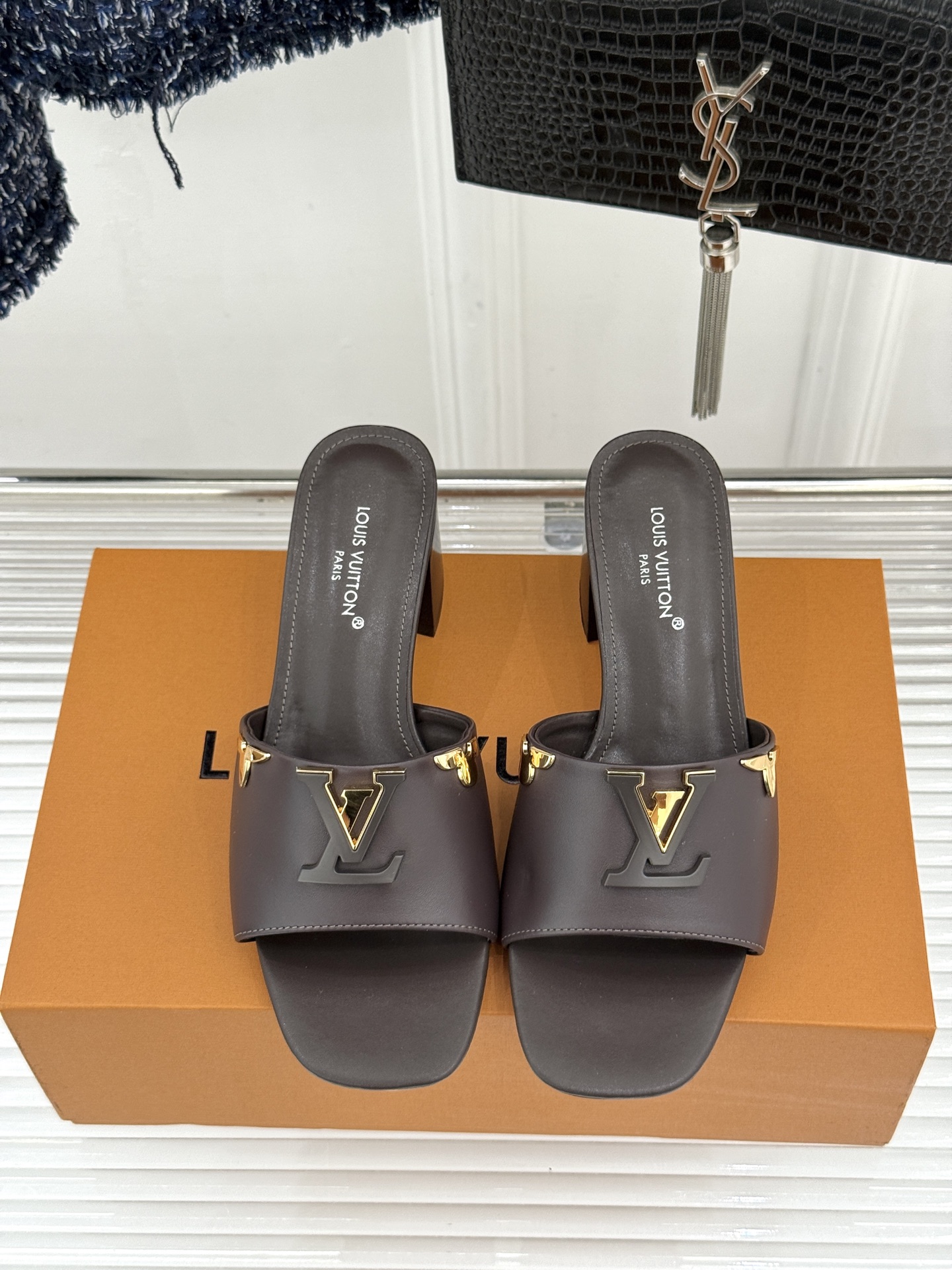 L*V驴牌经典爆款粗跟拖鞋它的设计简约而不失格调LV标识以金属质感的扣饰形式点缀仿佛将整个品牌的格调与品