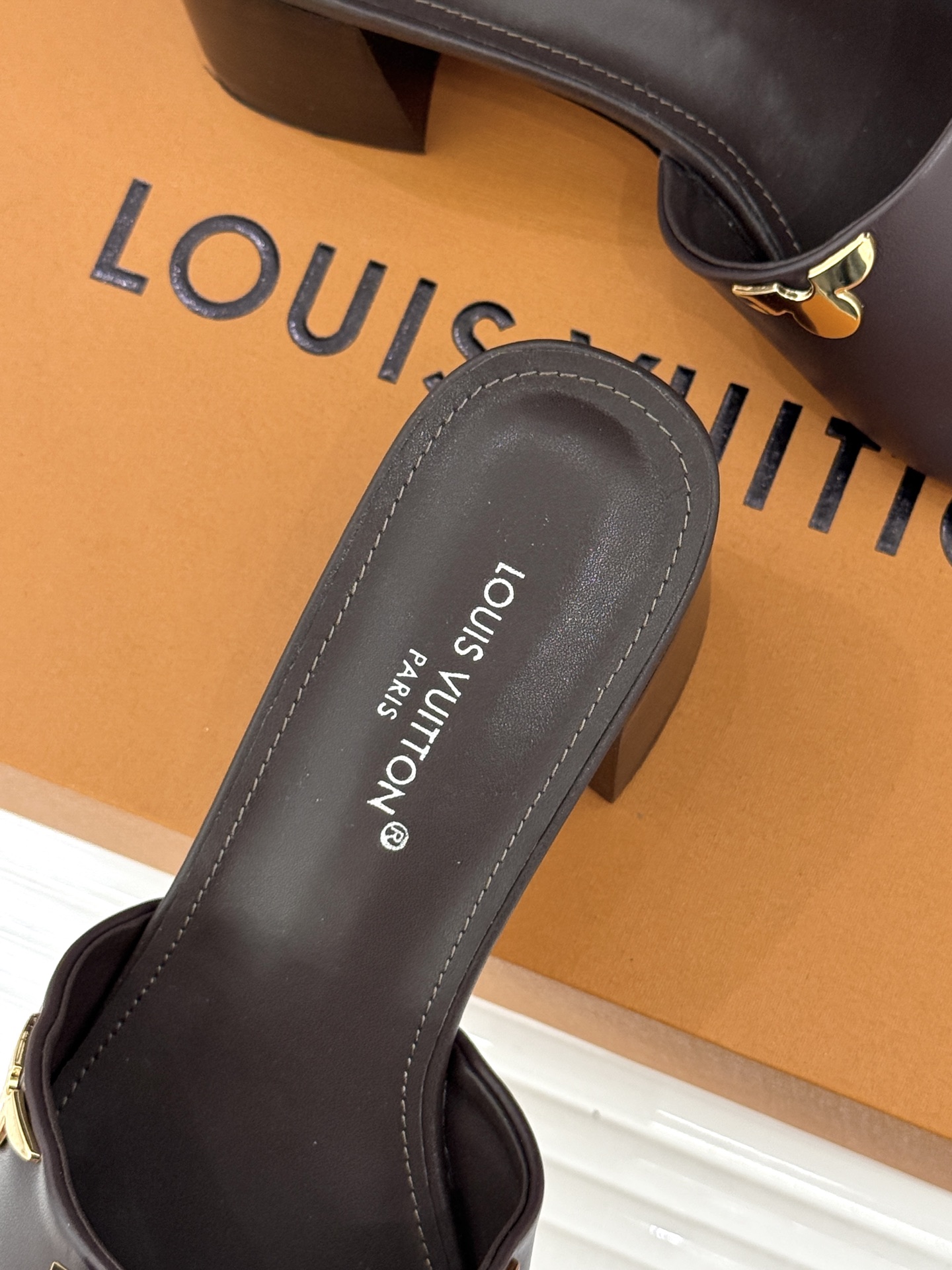 L*V驴牌经典爆款粗跟拖鞋它的设计简约而不失格调LV标识以金属质感的扣饰形式点缀仿佛将整个品牌的格调与品