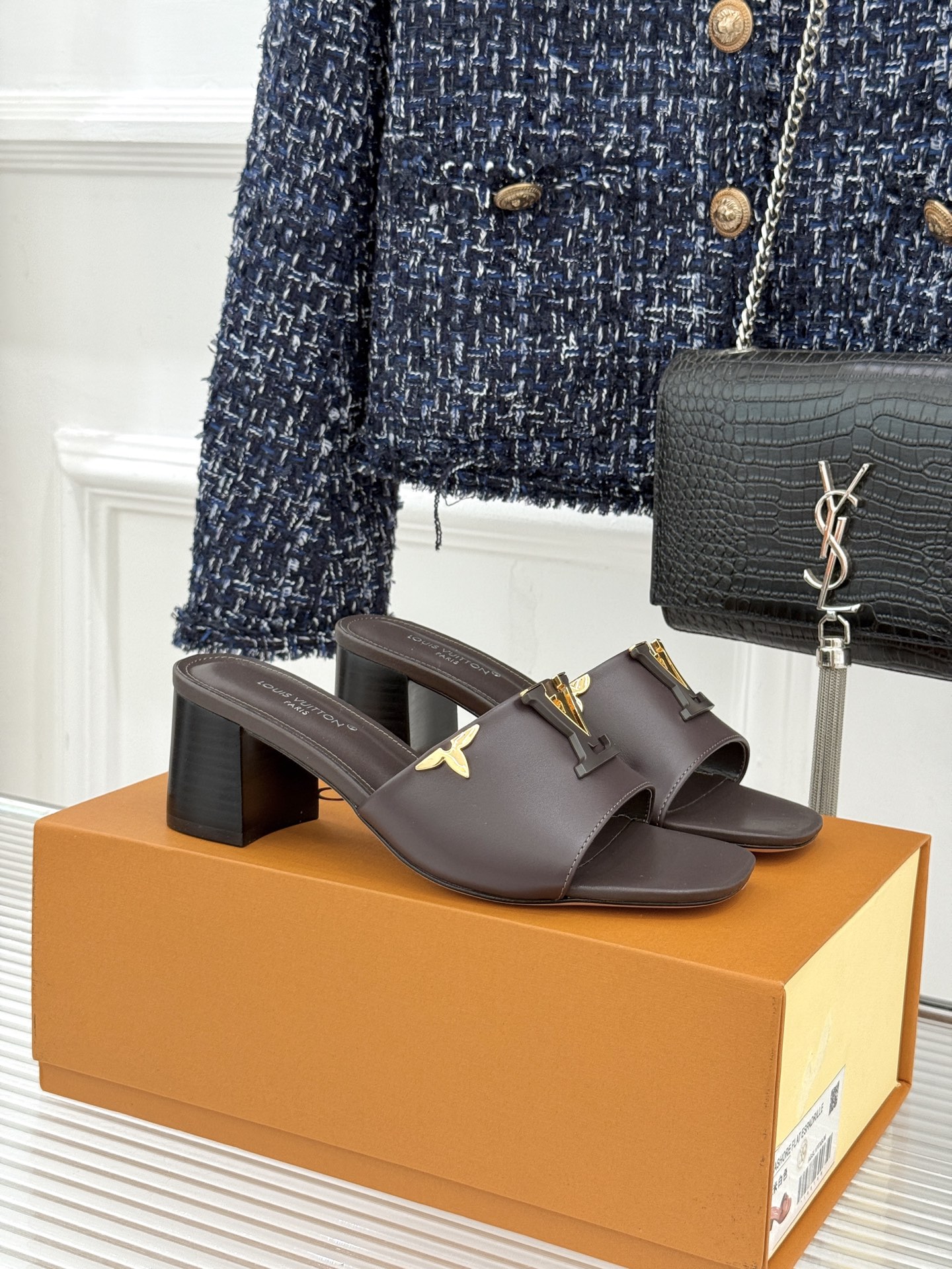 L*V驴牌经典爆款粗跟拖鞋它的设计简约而不失格调LV标识以金属质感的扣饰形式点缀仿佛将整个品牌的格调与品