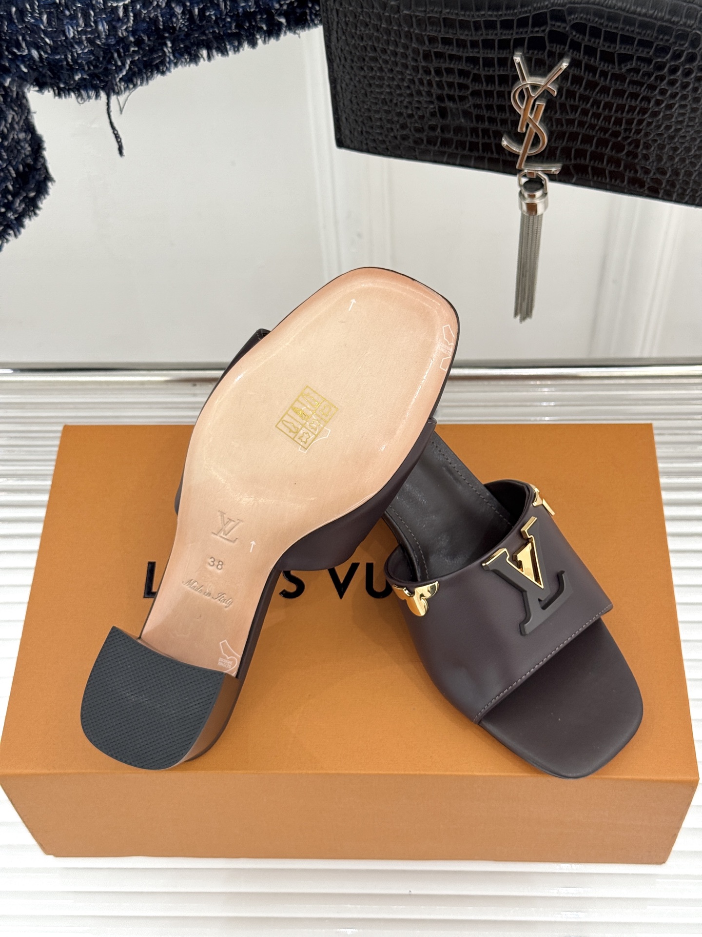 L*V驴牌经典爆款粗跟拖鞋它的设计简约而不失格调LV标识以金属质感的扣饰形式点缀仿佛将整个品牌的格调与品