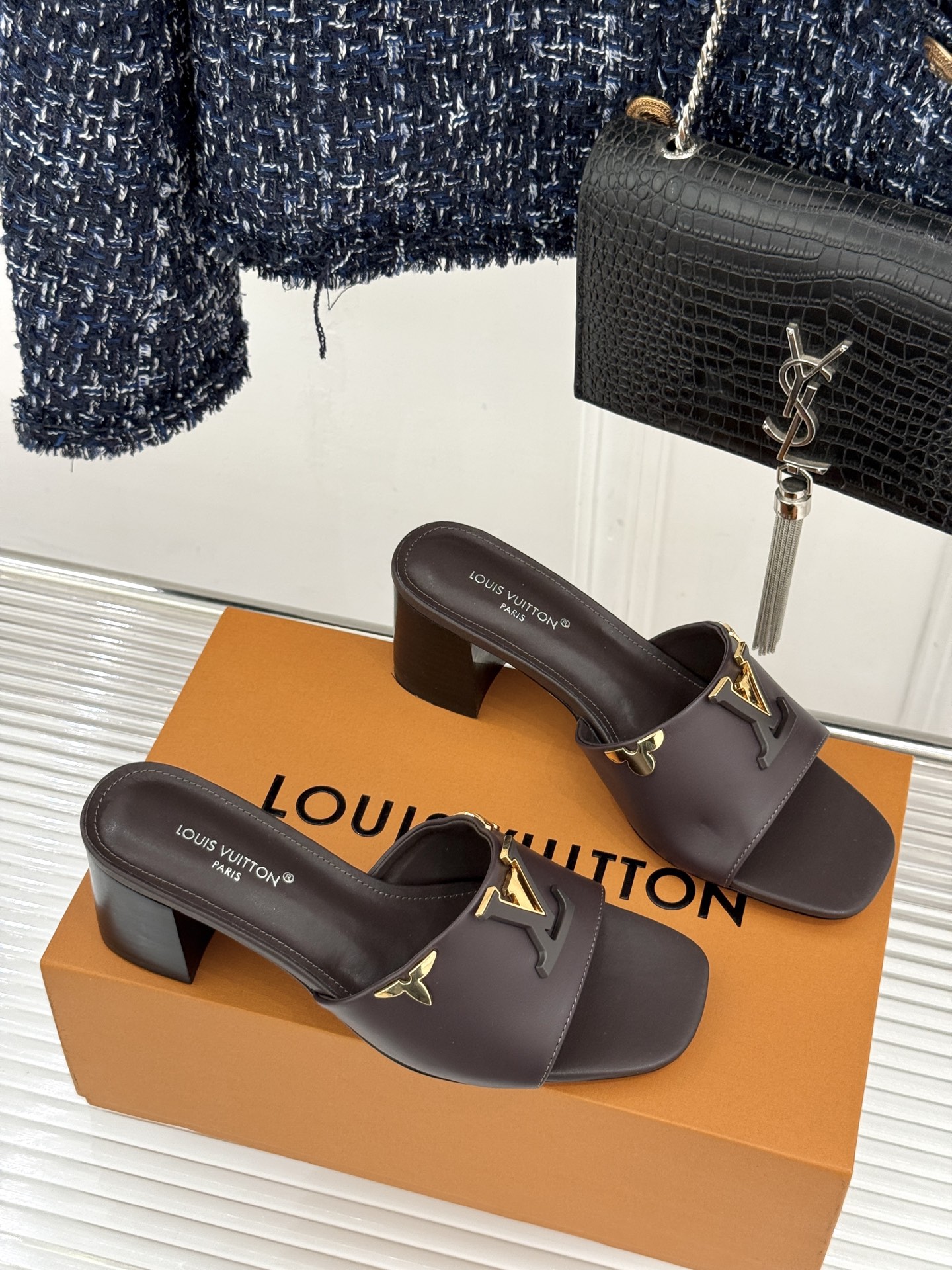 L*V驴牌经典爆款粗跟拖鞋它的设计简约而不失格调LV标识以金属质感的扣饰形式点缀仿佛将整个品牌的格调与品
