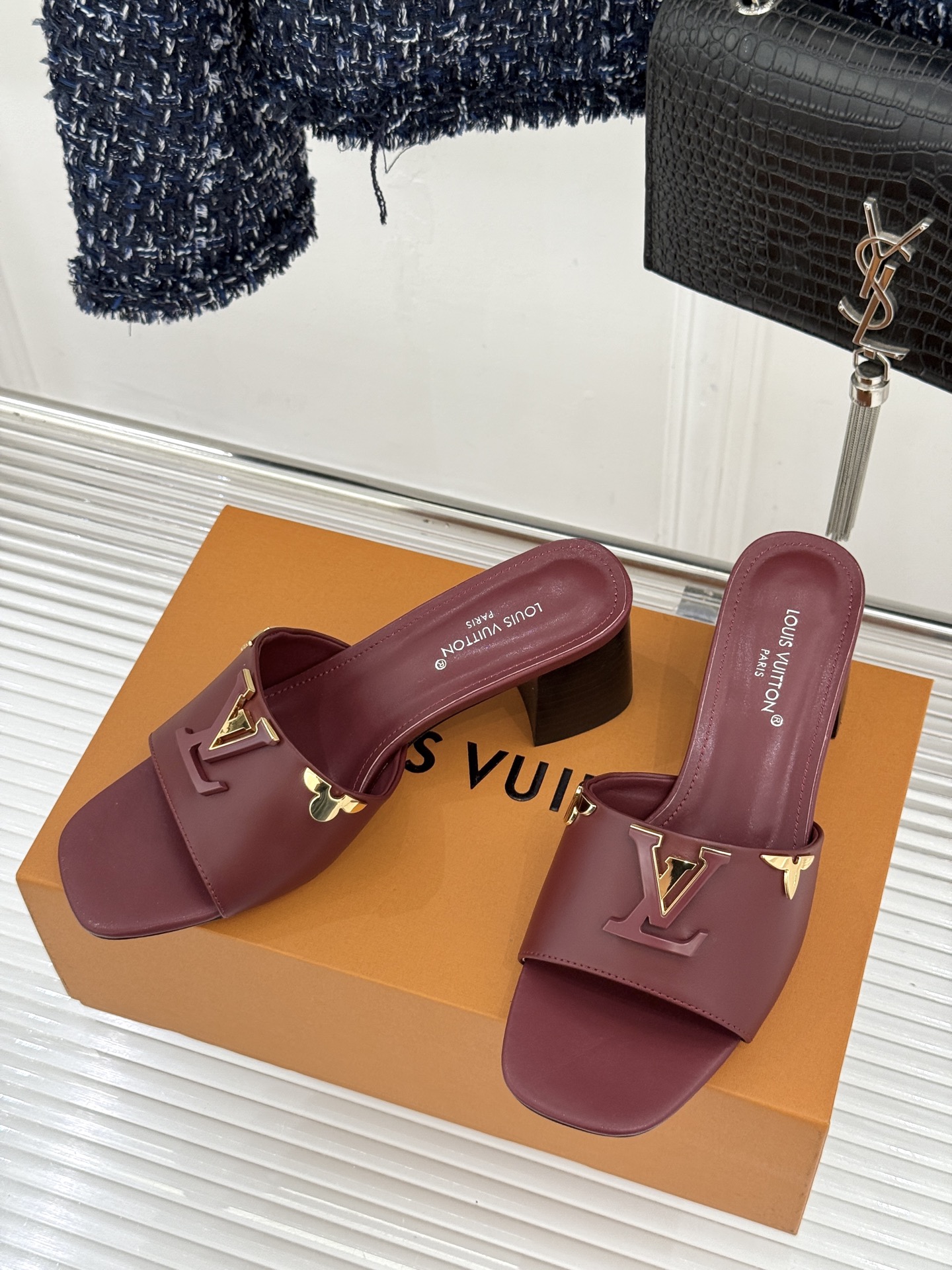 L*V驴牌经典爆款粗跟拖鞋它的设计简约而不失格调LV标识以金属质感的扣饰形式点缀仿佛将整个品牌的格调与品