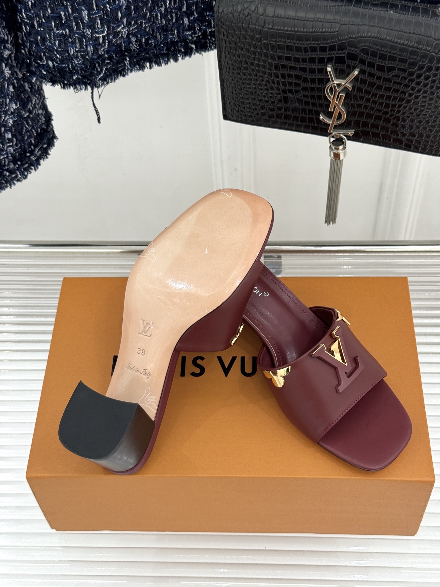 L*V驴牌经典爆款粗跟拖鞋它的设计简约而不失格调LV标识以金属质感的扣饰形式点缀仿佛将整个品牌的格调与品