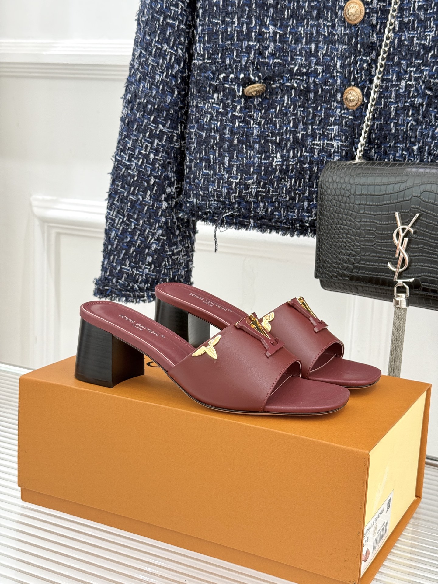 L*V驴牌经典爆款粗跟拖鞋它的设计简约而不失格调LV标识以金属质感的扣饰形式点缀仿佛将整个品牌的格调与品