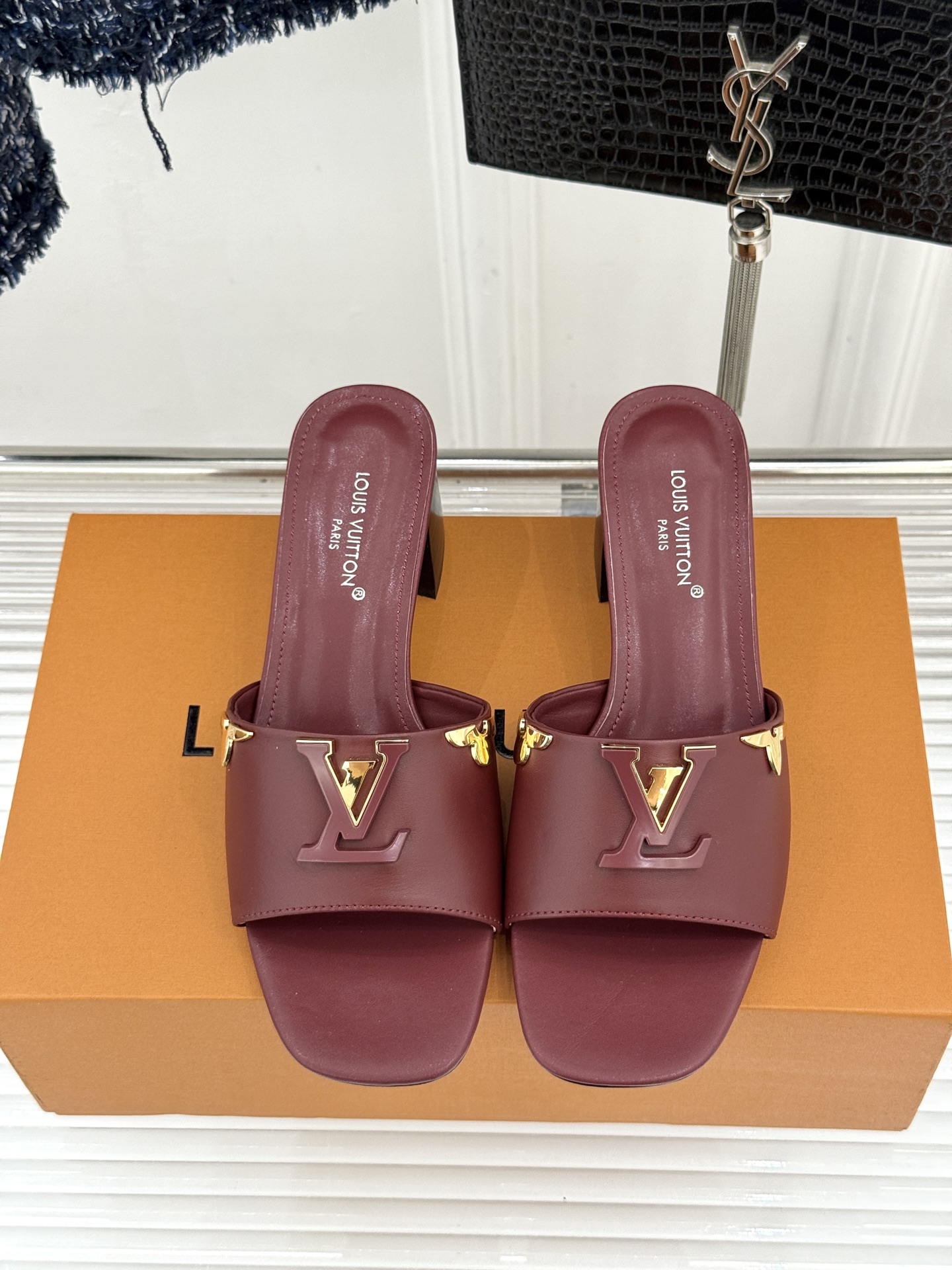 L*V驴牌经典爆款粗跟拖鞋它的设计简约而不失格调LV标识以金属质感的扣饰形式点缀仿佛将整个品牌的格调与品