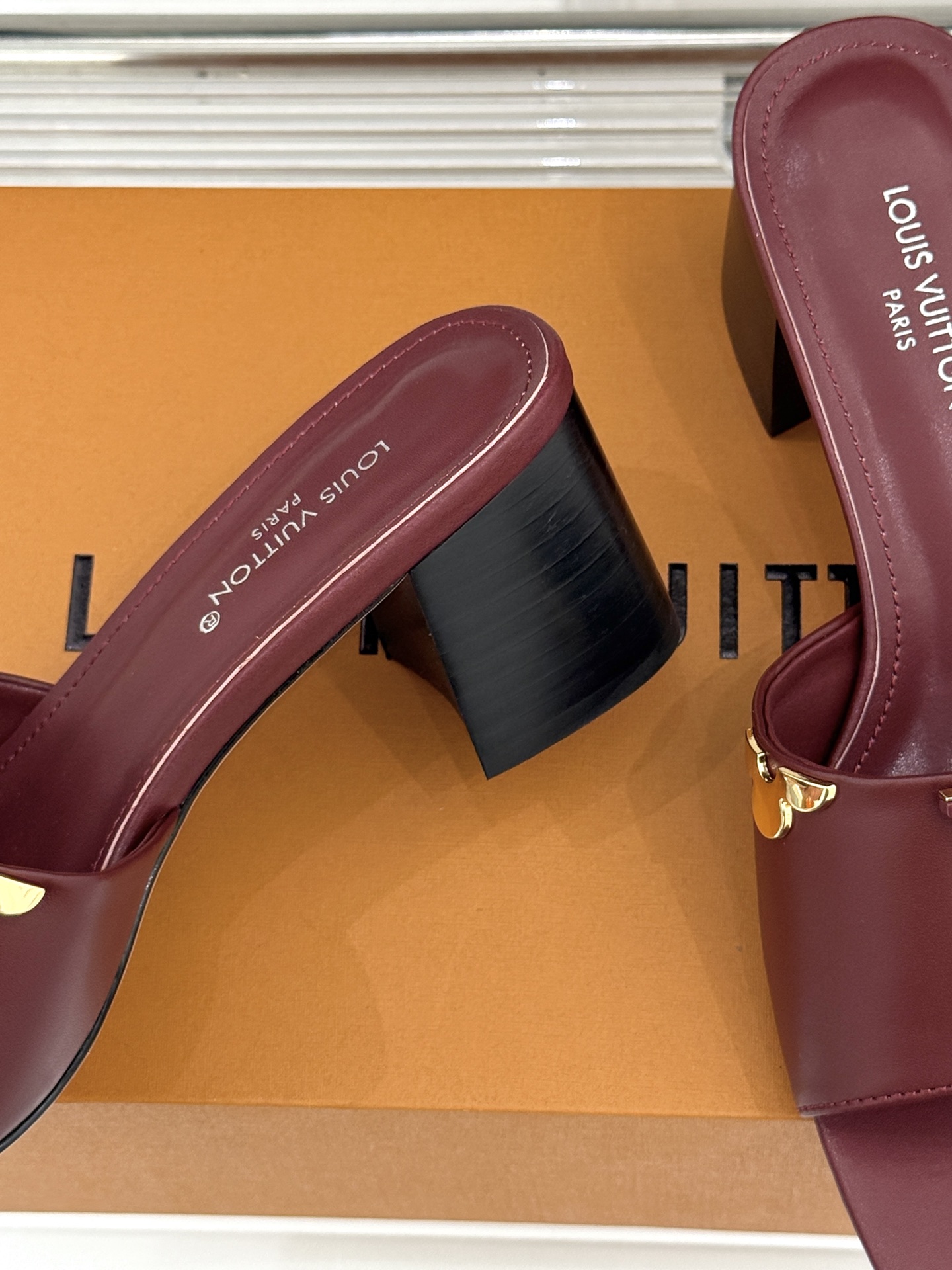 L*V驴牌经典爆款粗跟拖鞋它的设计简约而不失格调LV标识以金属质感的扣饰形式点缀仿佛将整个品牌的格调与品
