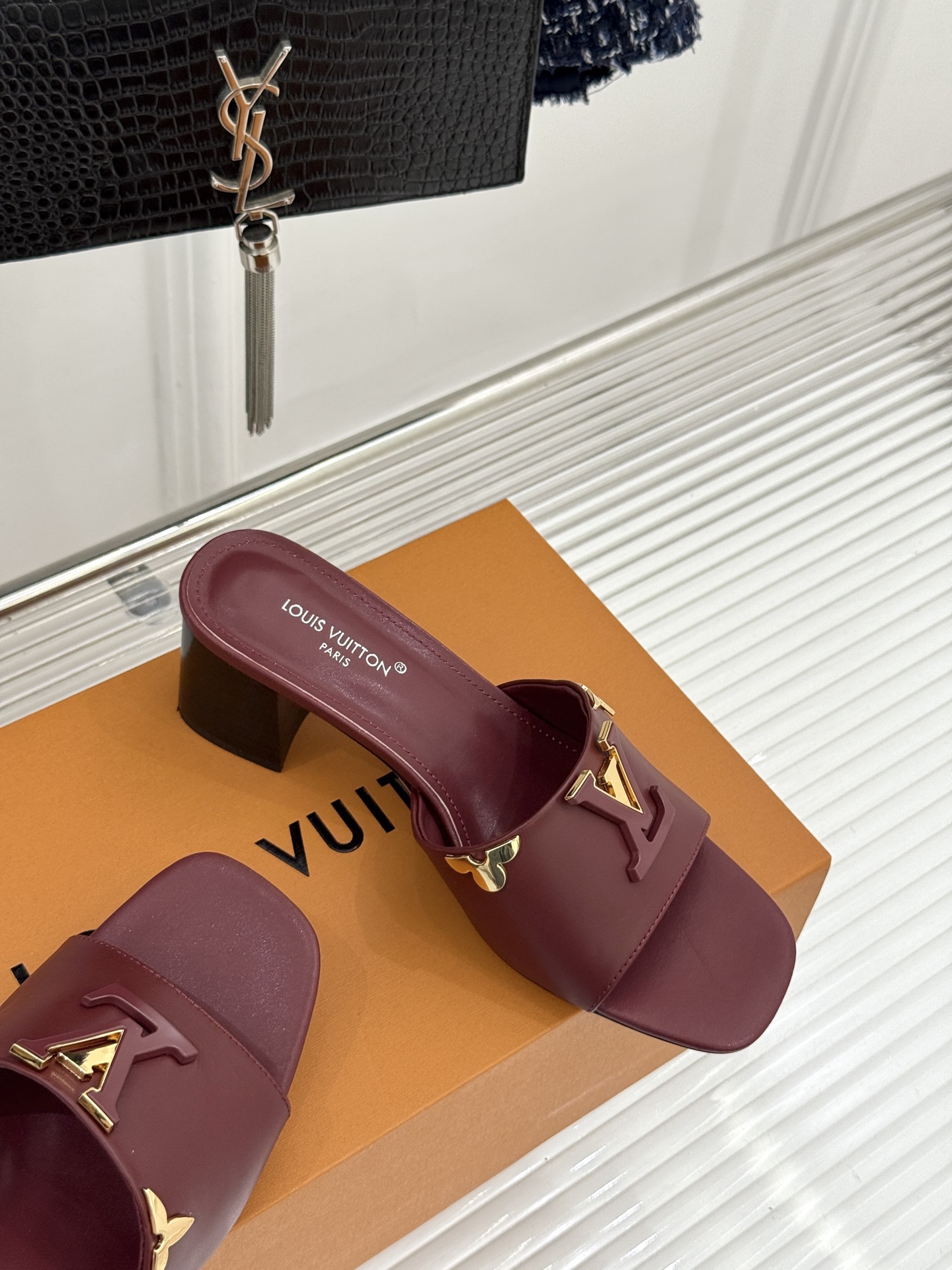 L*V驴牌经典爆款粗跟拖鞋它的设计简约而不失格调LV标识以金属质感的扣饰形式点缀仿佛将整个品牌的格调与品