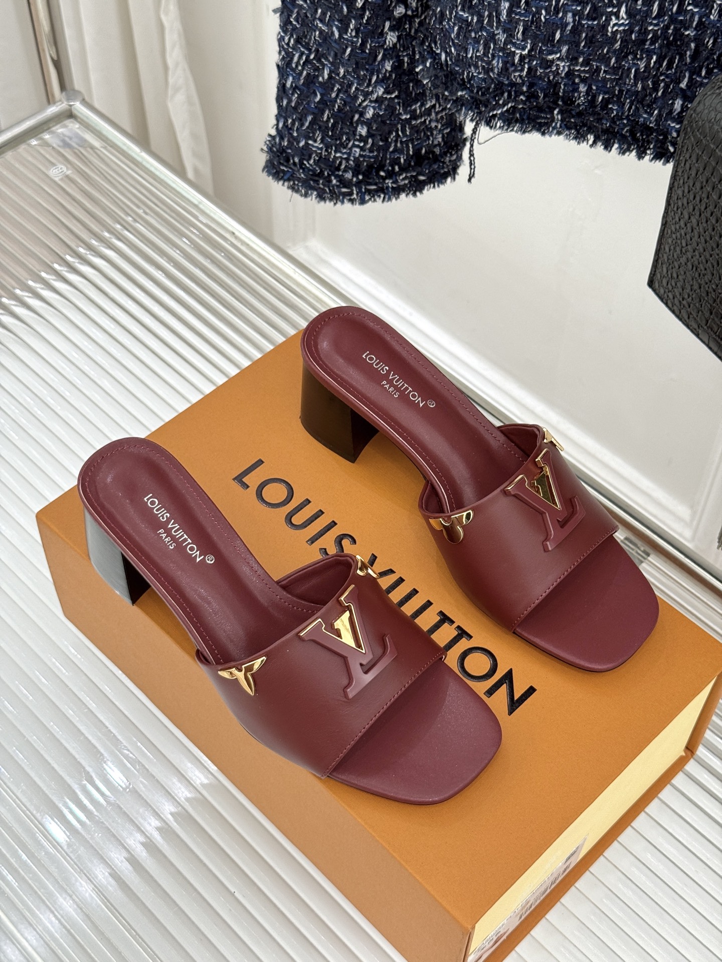 L*V驴牌经典爆款粗跟拖鞋它的设计简约而不失格调LV标识以金属质感的扣饰形式点缀仿佛将整个品牌的格调与品