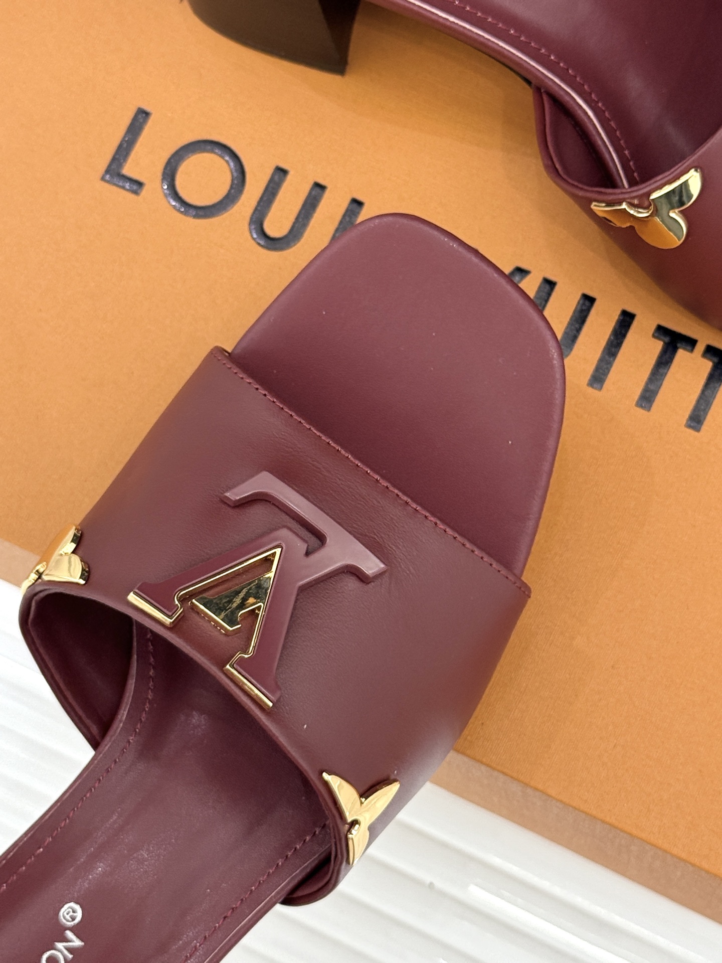 L*V驴牌经典爆款粗跟拖鞋它的设计简约而不失格调LV标识以金属质感的扣饰形式点缀仿佛将整个品牌的格调与品