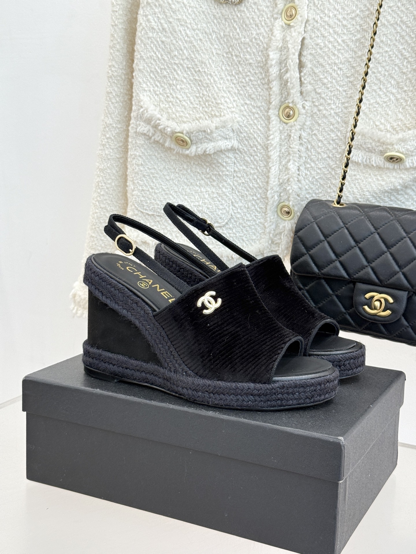 CHANE*｜小香26P新品双C麻绳底坡跟鱼嘴凉鞋将法式优雅与度假风情完美相融。原版面料搭配手工编织麻绳