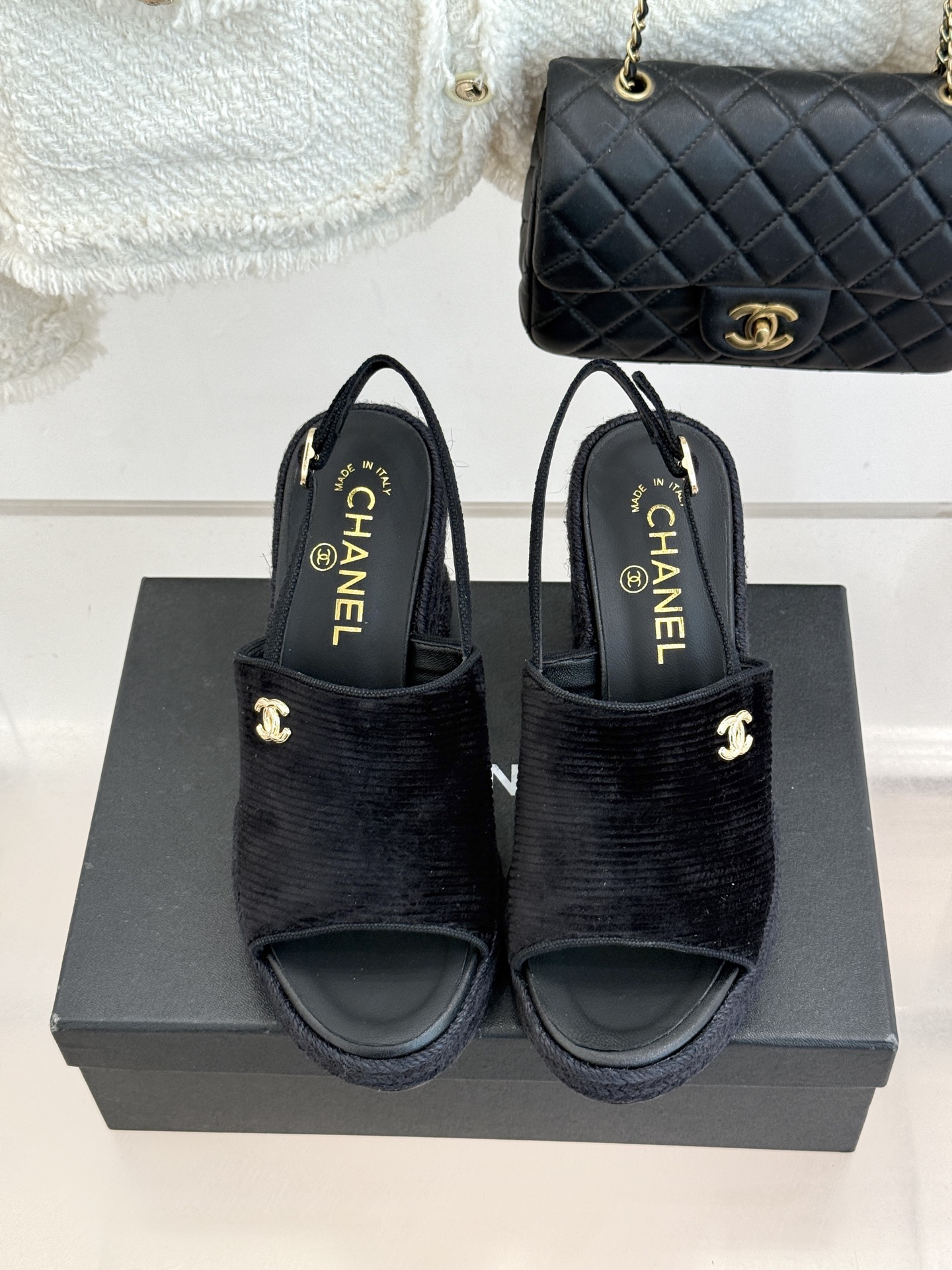 CHANE*｜小香26P新品双C麻绳底坡跟鱼嘴凉鞋将法式优雅与度假风情完美相融。原版面料搭配手工编织麻绳