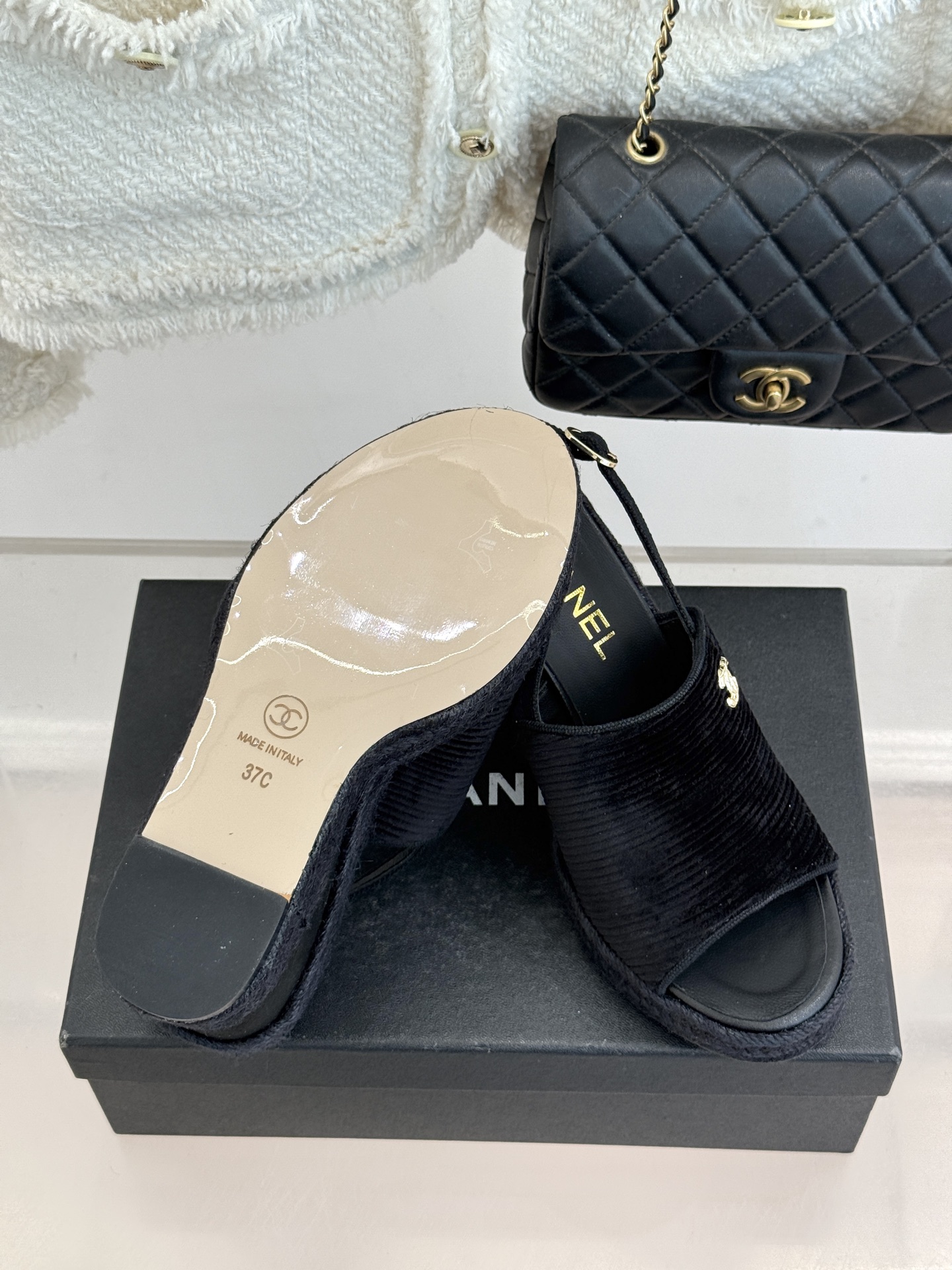 CHANE*｜小香26P新品双C麻绳底坡跟鱼嘴凉鞋将法式优雅与度假风情完美相融。原版面料搭配手工编织麻绳