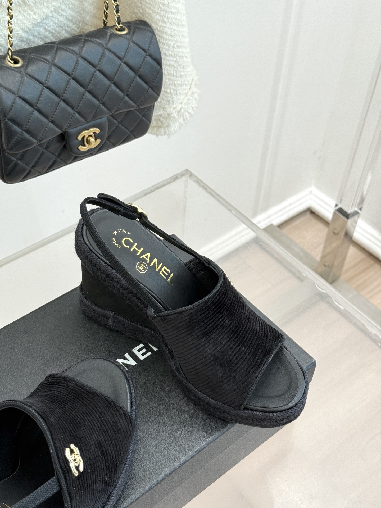 CHANE*｜小香26P新品双C麻绳底坡跟鱼嘴凉鞋将法式优雅与度假风情完美相融。原版面料搭配手工编织麻绳