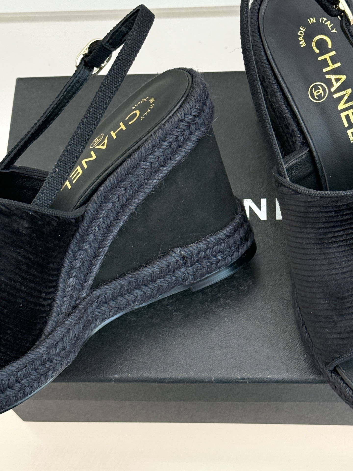 CHANE*｜小香26P新品双C麻绳底坡跟鱼嘴凉鞋将法式优雅与度假风情完美相融。原版面料搭配手工编织麻绳