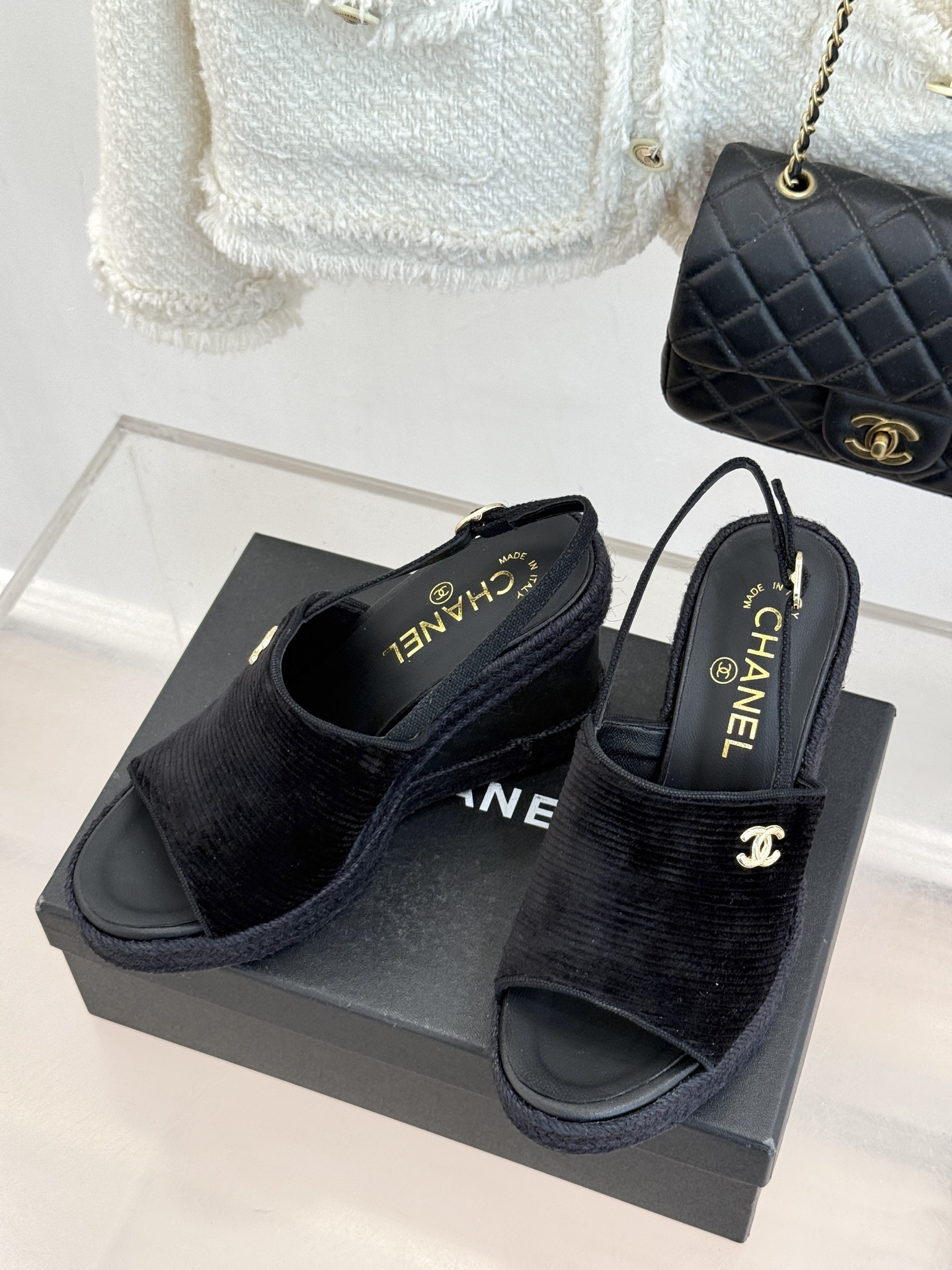 CHANE*｜小香26P新品双C麻绳底坡跟鱼嘴凉鞋将法式优雅与度假风情完美相融。原版面料搭配手工编织麻绳