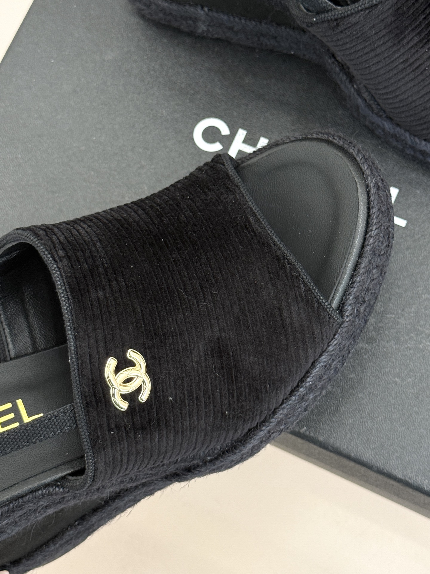 CHANE*｜小香26P新品双C麻绳底坡跟鱼嘴凉鞋将法式优雅与度假风情完美相融。原版面料搭配手工编织麻绳