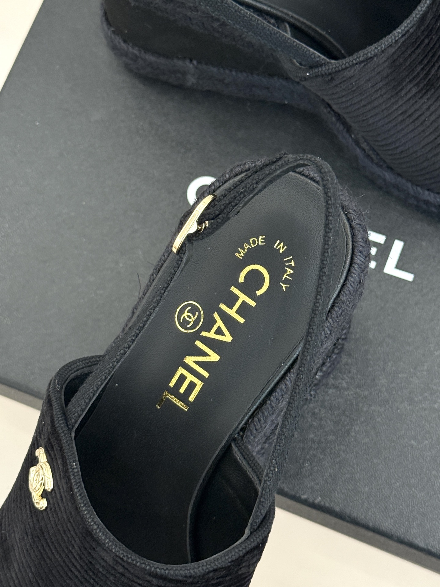 CHANE*｜小香26P新品双C麻绳底坡跟鱼嘴凉鞋将法式优雅与度假风情完美相融。原版面料搭配手工编织麻绳