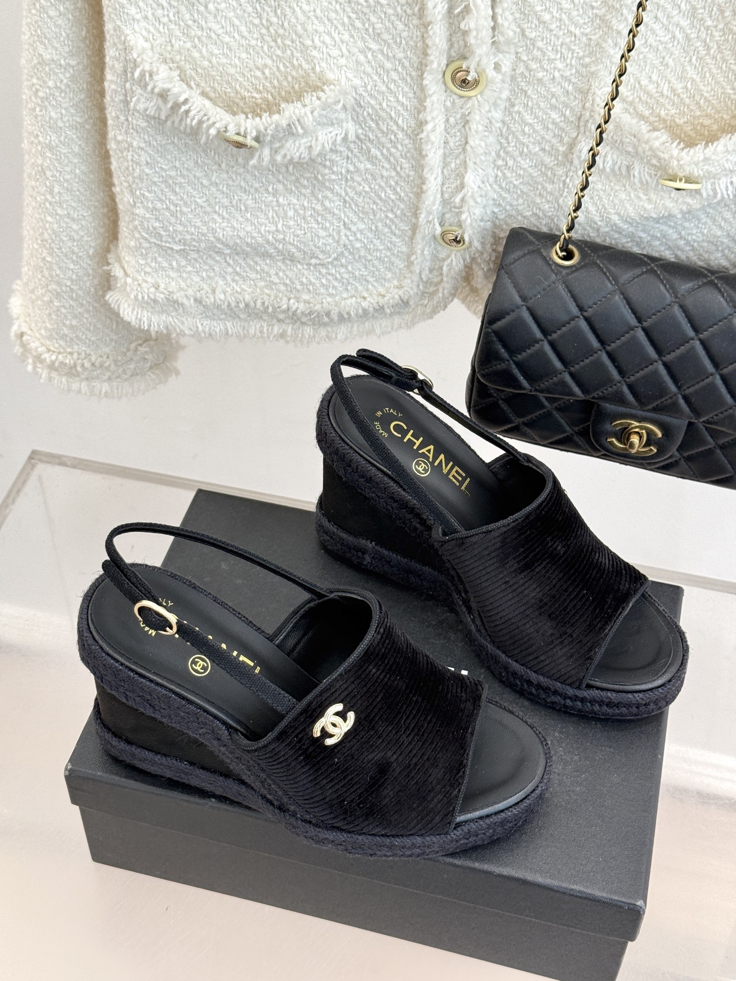 CHANE*｜小香26P新品双C麻绳底坡跟鱼嘴凉鞋将法式优雅与度假风情完美相融。原版面料搭配手工编织麻绳