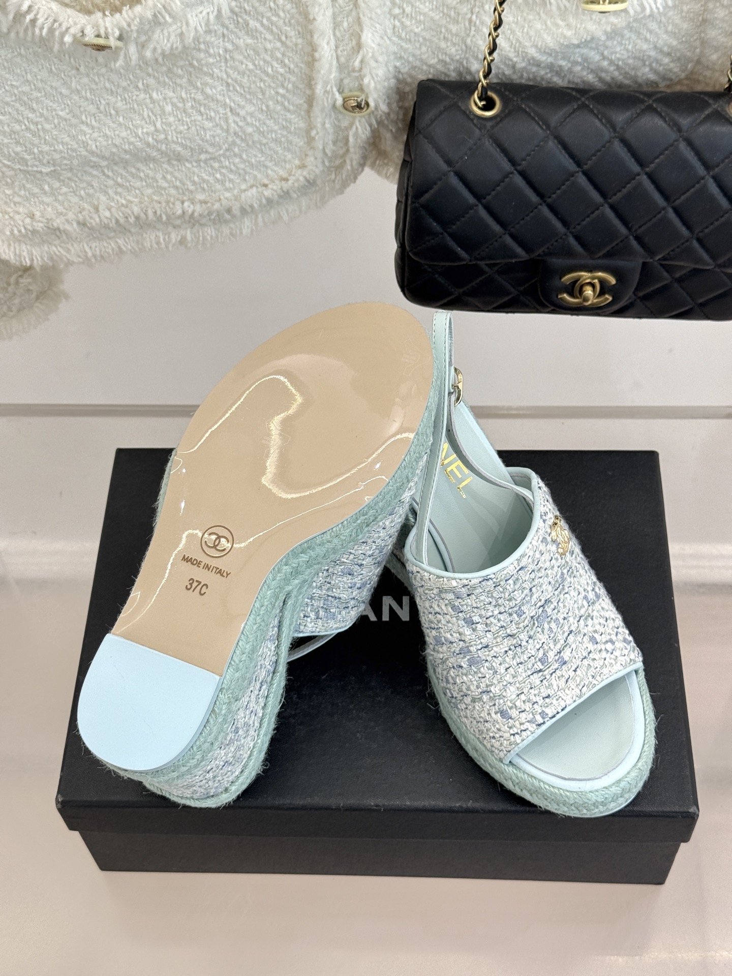 CHANE*｜小香26P新品双C麻绳底坡跟鱼嘴凉鞋将法式优雅与度假风情完美相融。原版面料搭配手工编织麻绳