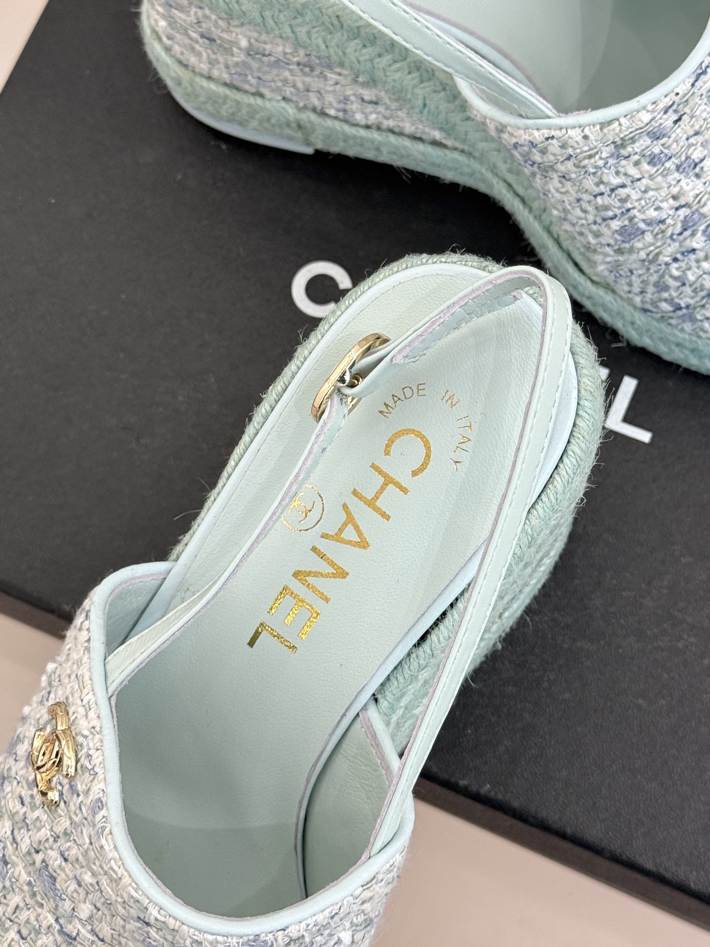 CHANE*｜小香26P新品双C麻绳底坡跟鱼嘴凉鞋将法式优雅与度假风情完美相融。原版面料搭配手工编织麻绳