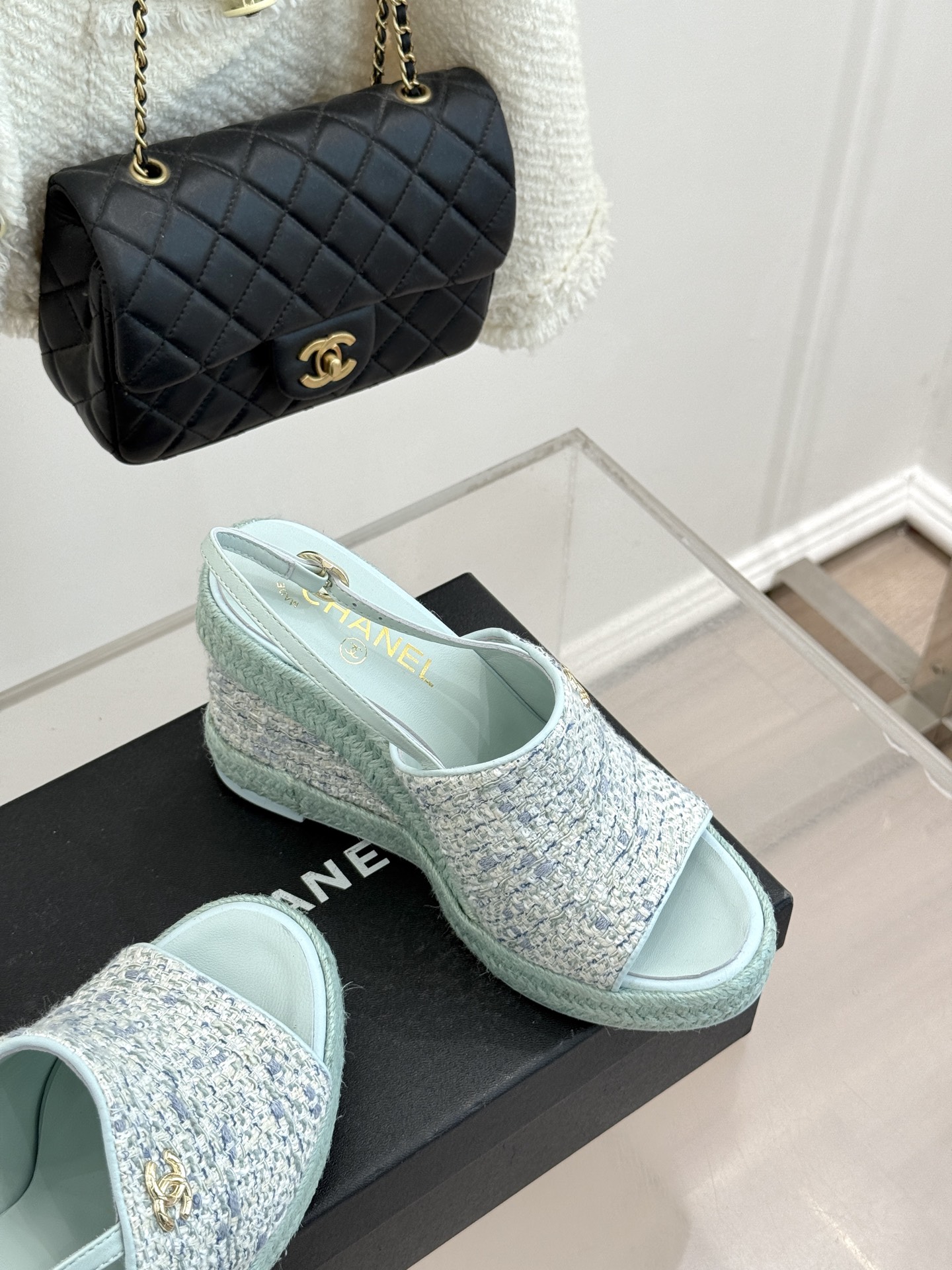 CHANE*｜小香26P新品双C麻绳底坡跟鱼嘴凉鞋将法式优雅与度假风情完美相融。原版面料搭配手工编织麻绳