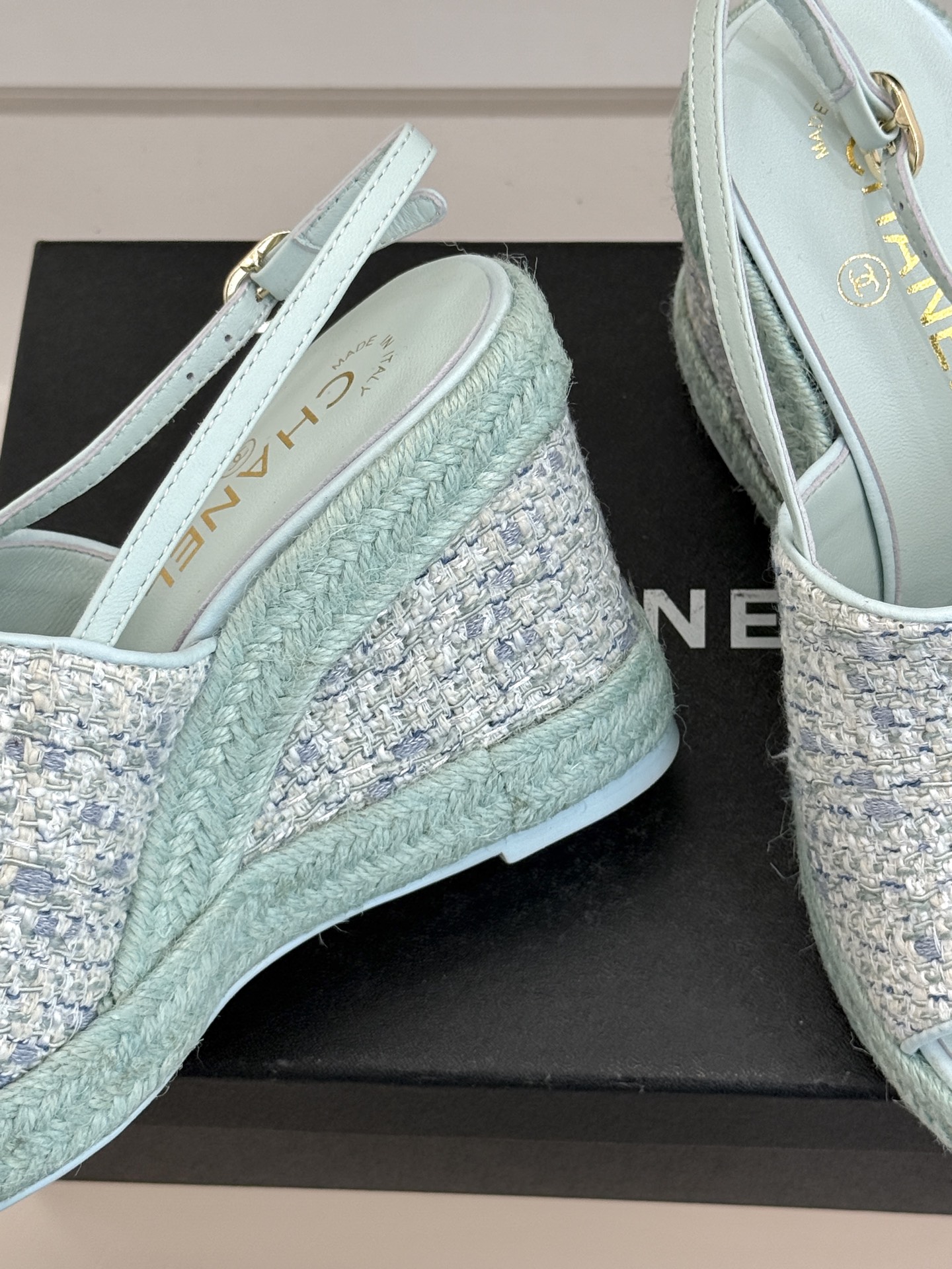 CHANE*｜小香26P新品双C麻绳底坡跟鱼嘴凉鞋将法式优雅与度假风情完美相融。原版面料搭配手工编织麻绳