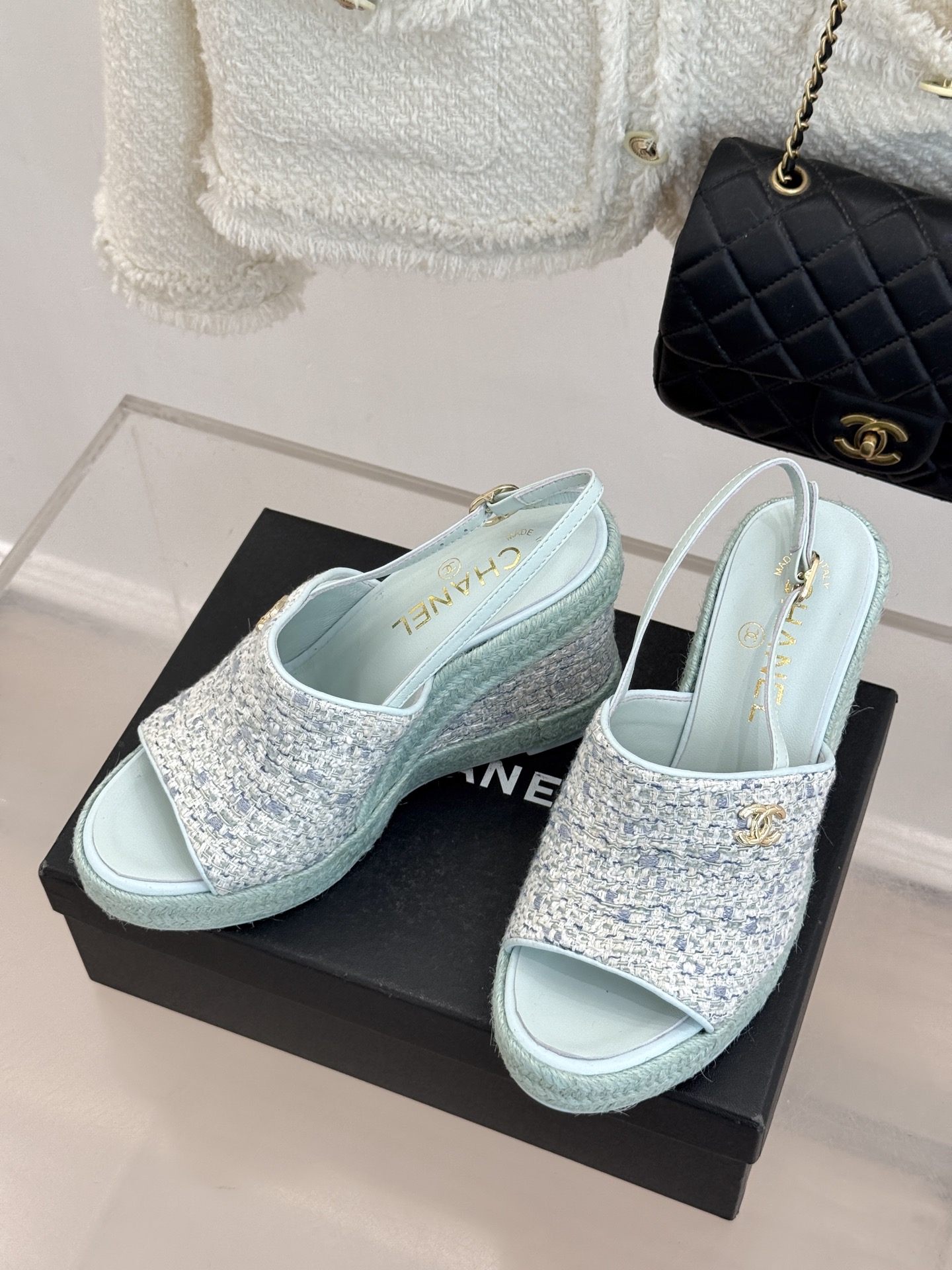 CHANE*｜小香26P新品双C麻绳底坡跟鱼嘴凉鞋将法式优雅与度假风情完美相融。原版面料搭配手工编织麻绳