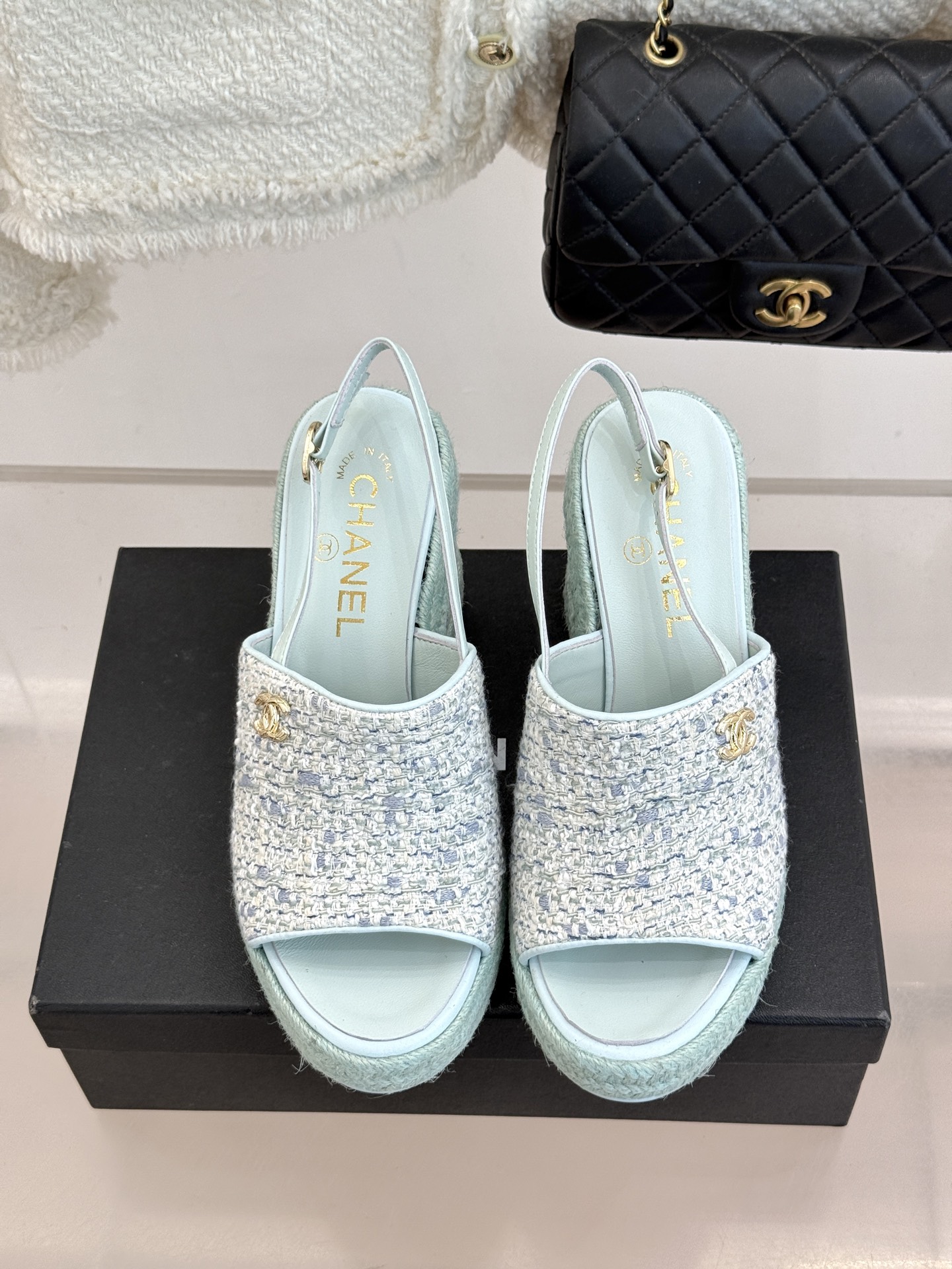 CHANE*｜小香26P新品双C麻绳底坡跟鱼嘴凉鞋将法式优雅与度假风情完美相融。原版面料搭配手工编织麻绳