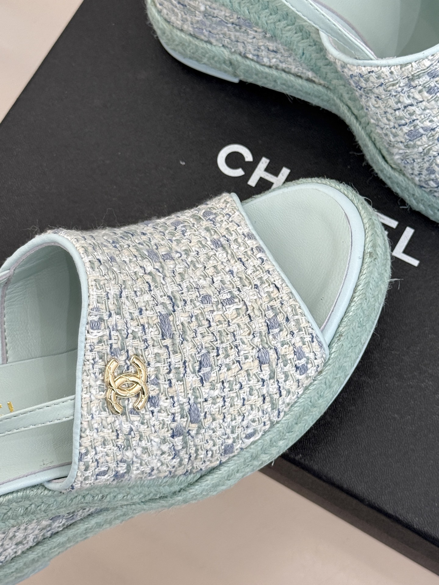 CHANE*｜小香26P新品双C麻绳底坡跟鱼嘴凉鞋将法式优雅与度假风情完美相融。原版面料搭配手工编织麻绳