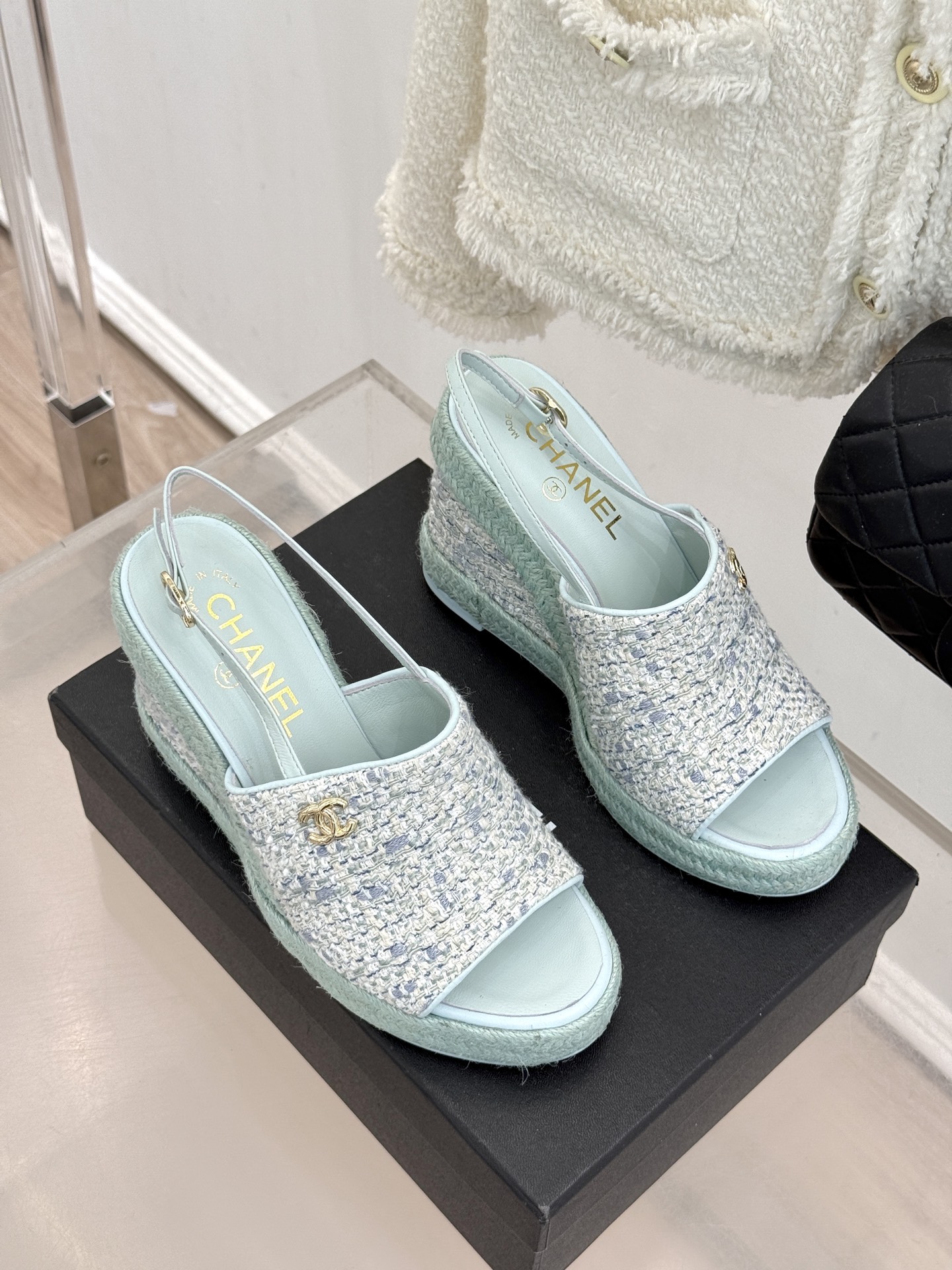 CHANE*｜小香26P新品双C麻绳底坡跟鱼嘴凉鞋将法式优雅与度假风情完美相融。原版面料搭配手工编织麻绳