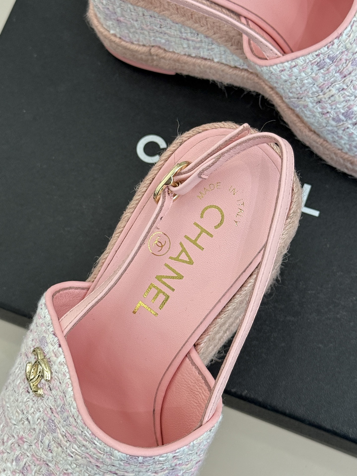 CHANE*｜小香26P新品双C麻绳底坡跟鱼嘴凉鞋将法式优雅与度假风情完美相融。原版面料搭配手工编织麻绳