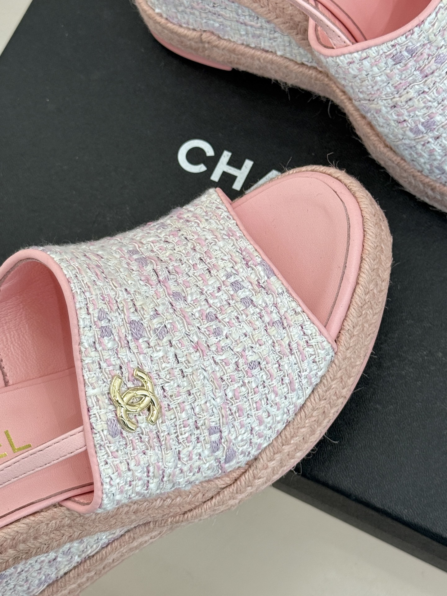 CHANE*｜小香26P新品双C麻绳底坡跟鱼嘴凉鞋将法式优雅与度假风情完美相融。原版面料搭配手工编织麻绳