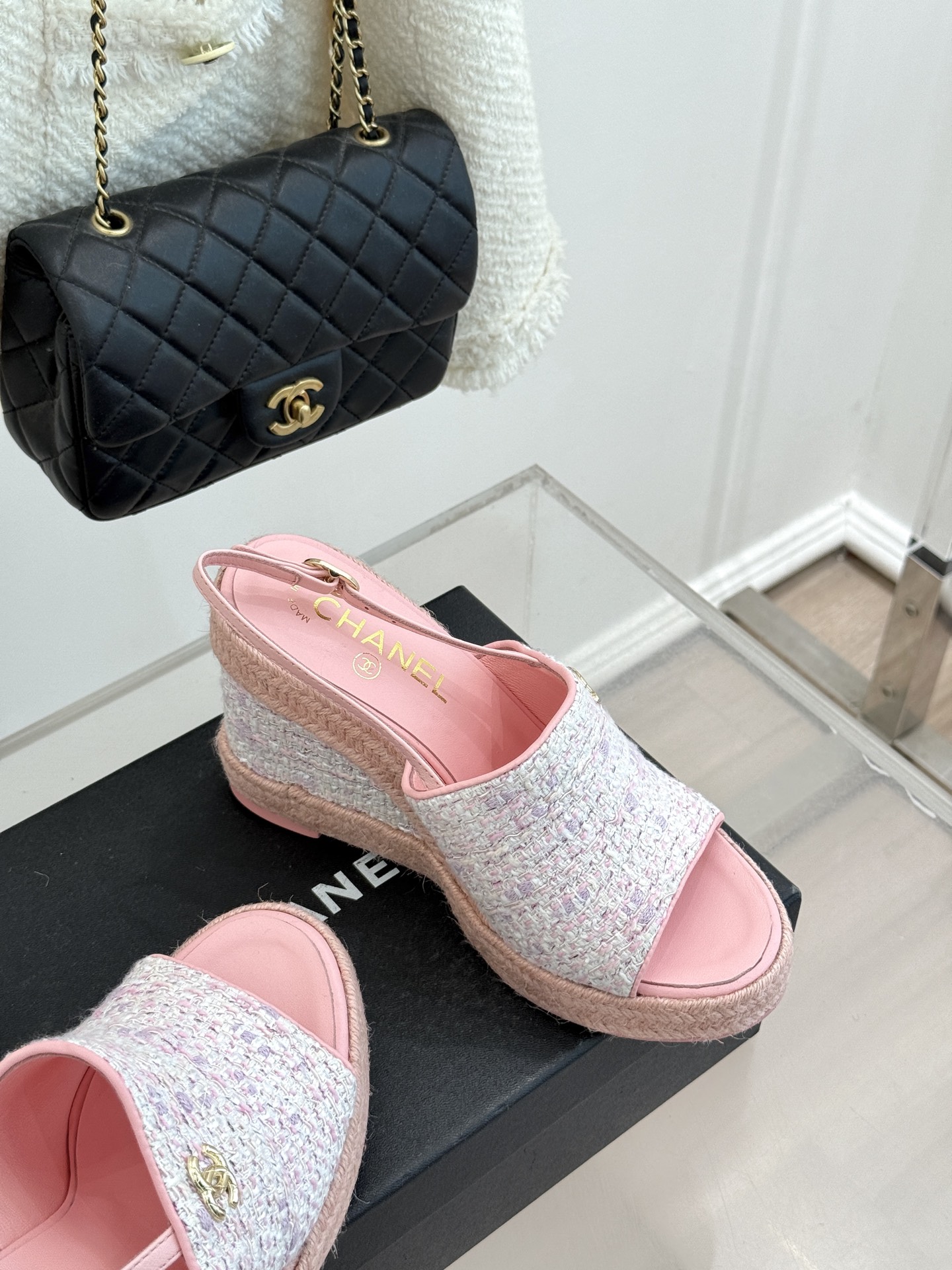 CHANE*｜小香26P新品双C麻绳底坡跟鱼嘴凉鞋将法式优雅与度假风情完美相融。原版面料搭配手工编织麻绳