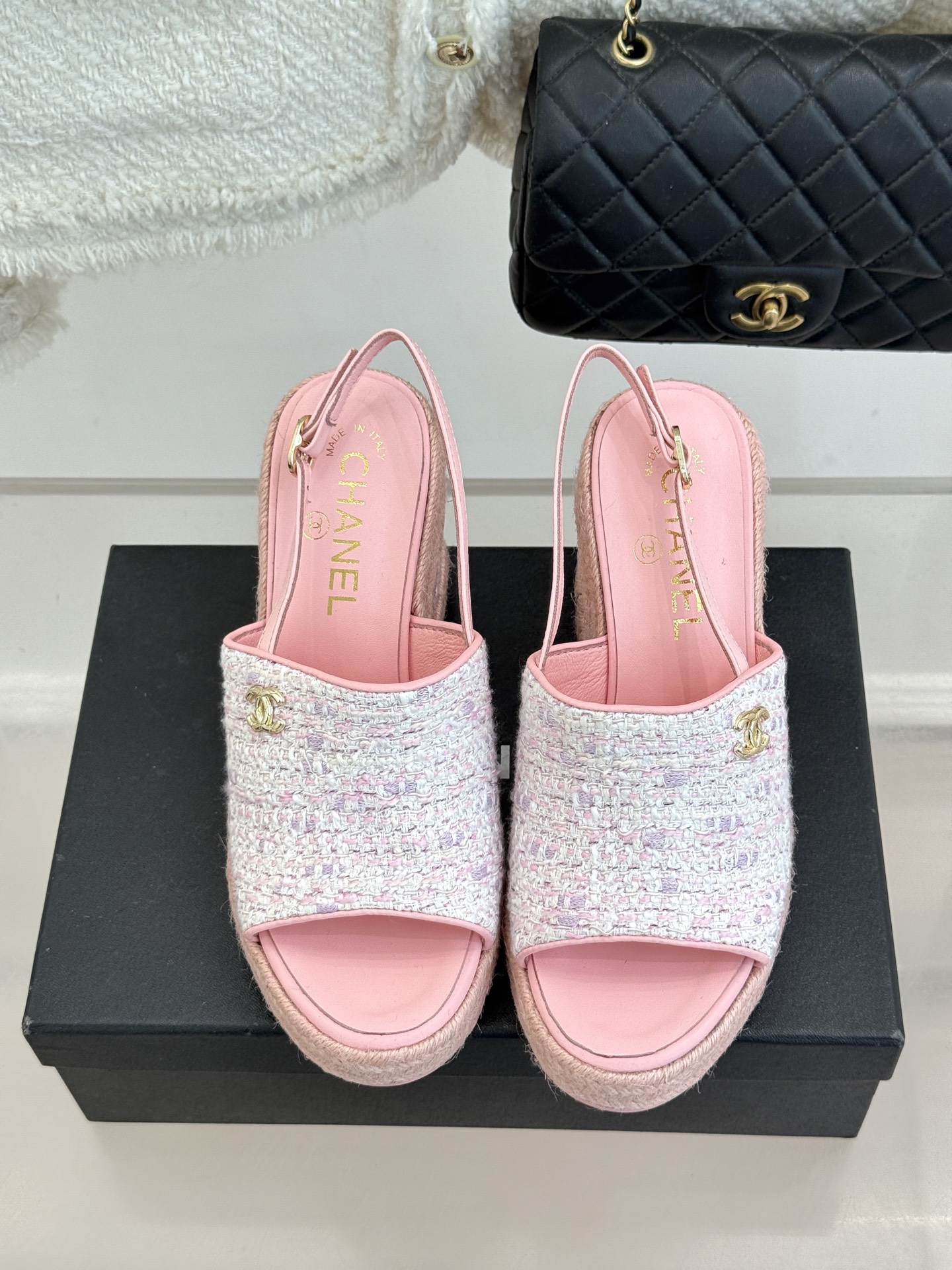 CHANE*｜小香26P新品双C麻绳底坡跟鱼嘴凉鞋将法式优雅与度假风情完美相融。原版面料搭配手工编织麻绳