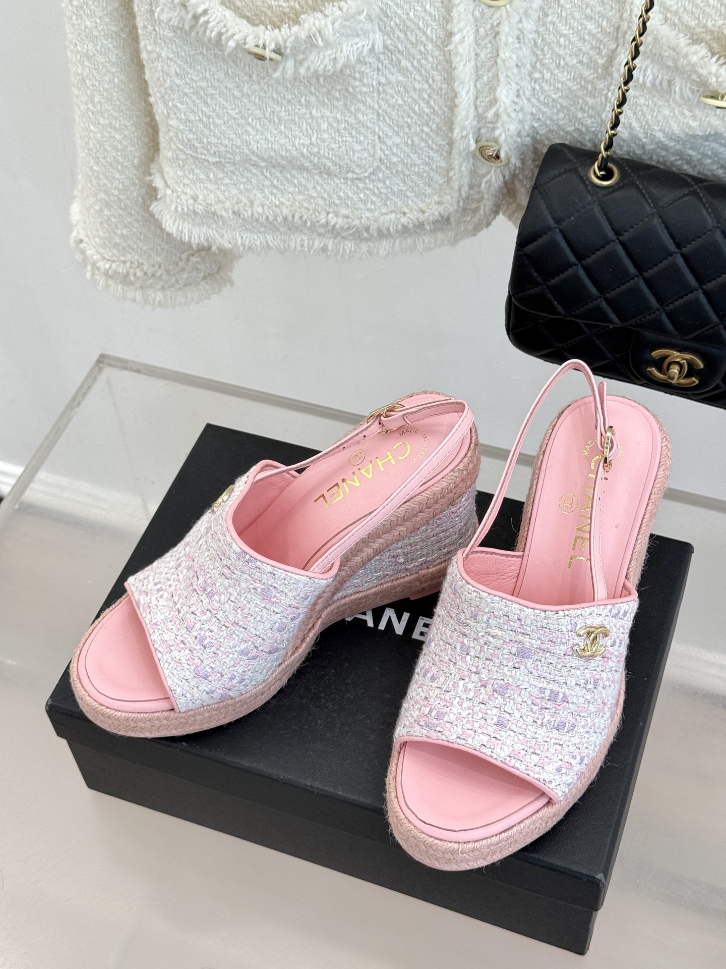 CHANE*｜小香26P新品双C麻绳底坡跟鱼嘴凉鞋将法式优雅与度假风情完美相融。原版面料搭配手工编织麻绳