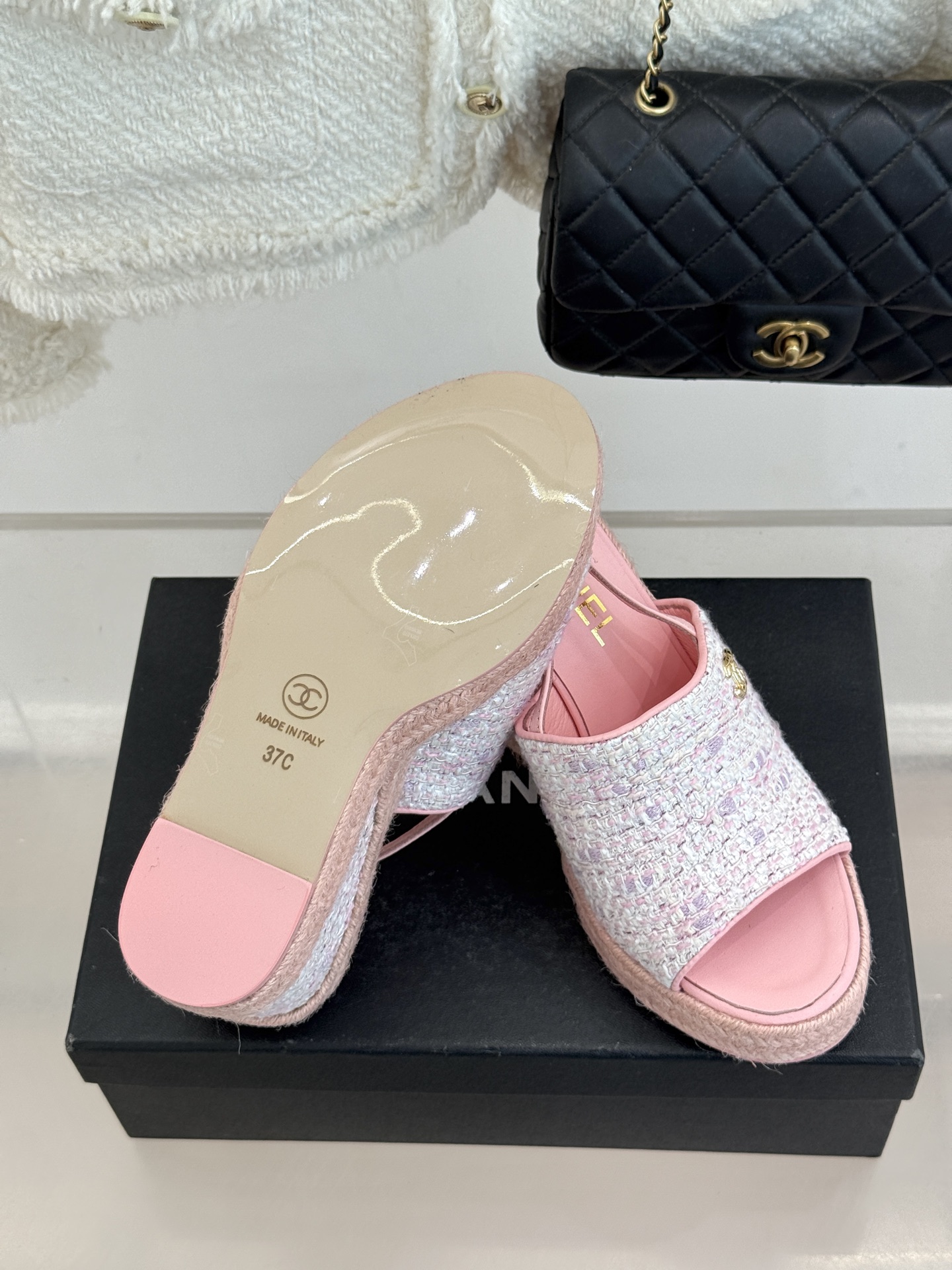 CHANE*｜小香26P新品双C麻绳底坡跟鱼嘴凉鞋将法式优雅与度假风情完美相融。原版面料搭配手工编织麻绳