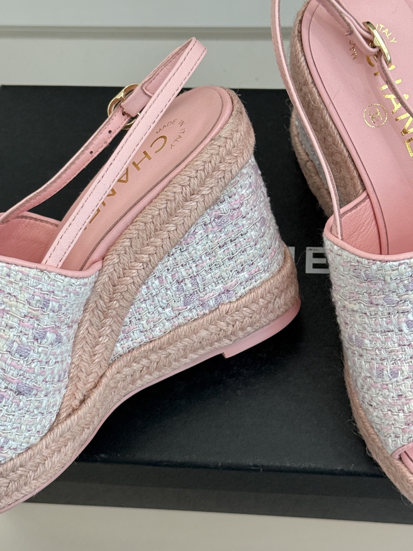 CHANE*｜小香26P新品双C麻绳底坡跟鱼嘴凉鞋将法式优雅与度假风情完美相融。原版面料搭配手工编织麻绳