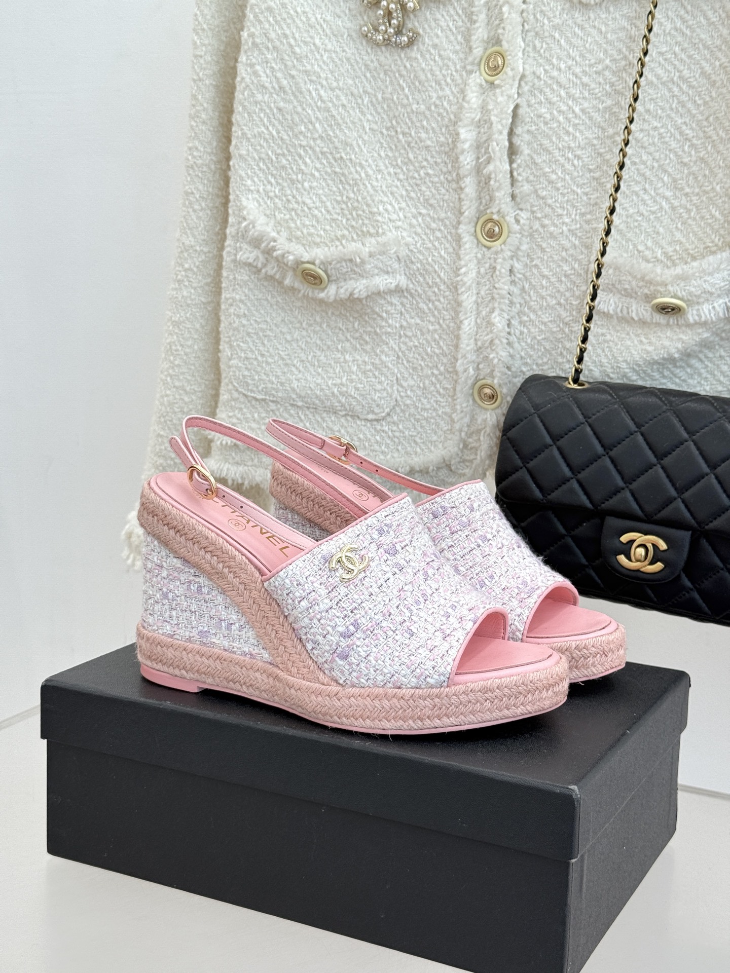 CHANE*｜小香26P新品双C麻绳底坡跟鱼嘴凉鞋将法式优雅与度假风情完美相融。原版面料搭配手工编织麻绳