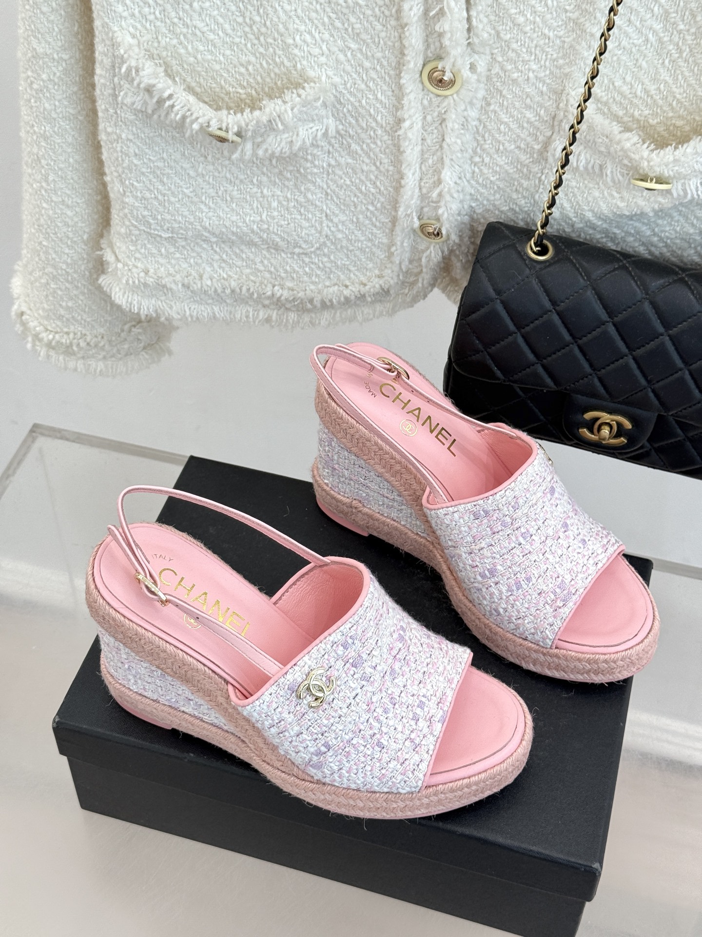 CHANE*｜小香26P新品双C麻绳底坡跟鱼嘴凉鞋将法式优雅与度假风情完美相融。原版面料搭配手工编织麻绳